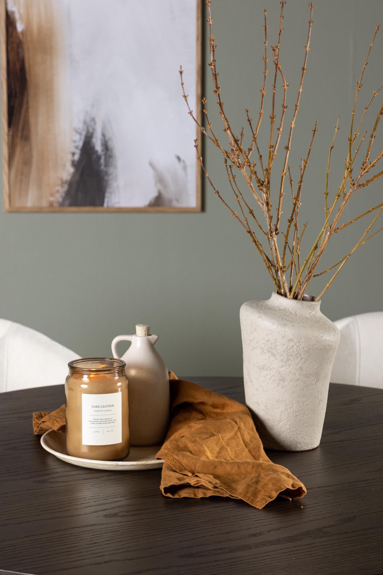 Modernes Olivia Esszimmerset mit rundem Tisch und 4 ergonomischen Stühlen. Perfekt für gesellige Anlässe und stilvolle Einrichtung.