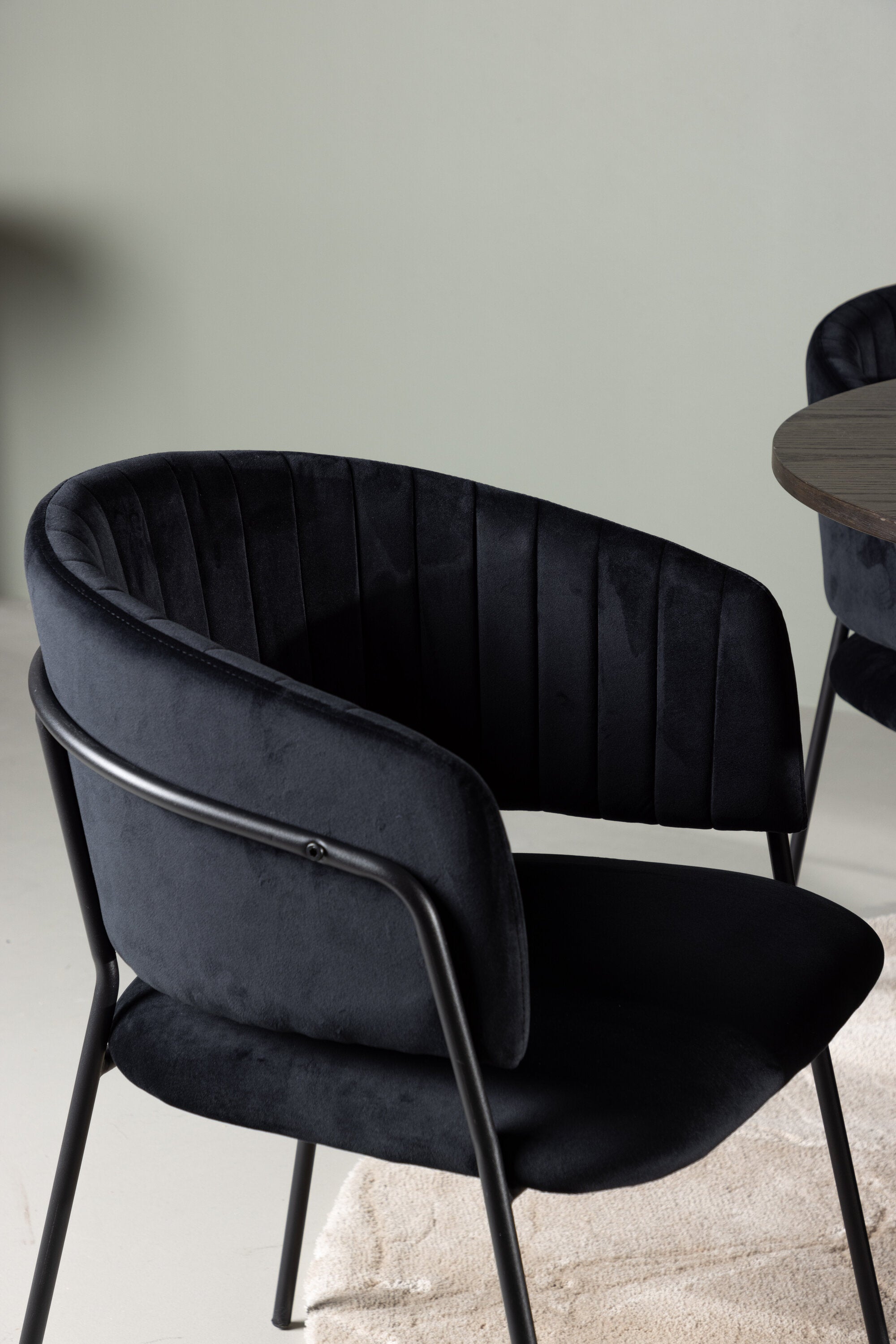 Olivia Esszimmerset + Selma ⌀110cm/4St. in Braun / Schwarz präsentiert im Onlineshop von KAQTU Design AG. Esszimmerset ist von Venture Home