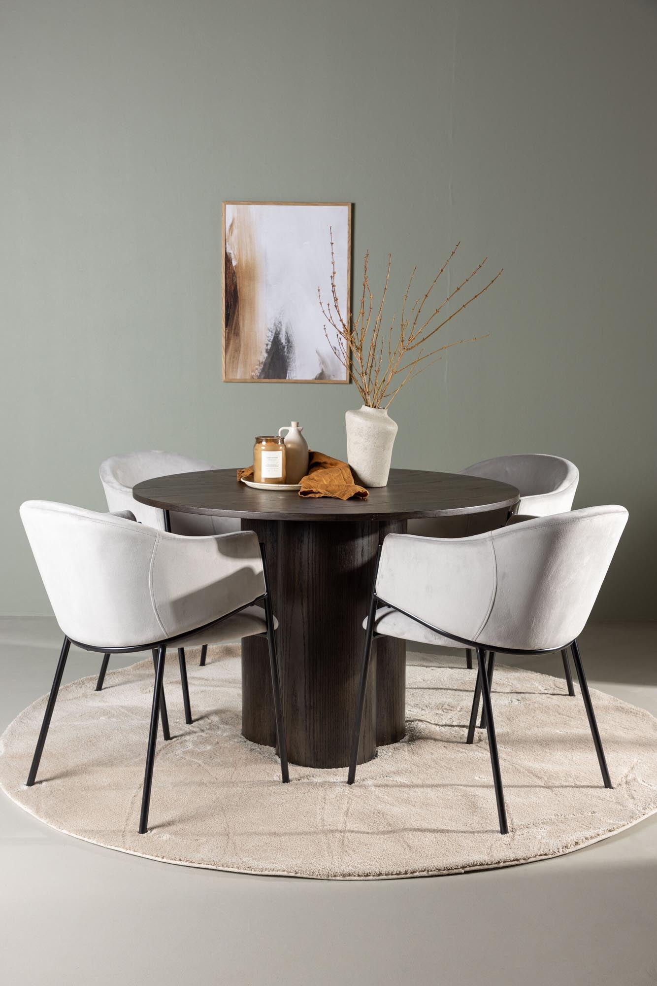 Entdecken Sie das Olivia Esszimmerset + Evelina von Venture Home: Ein stilvolles, skandinavisches Set für gemütliche Essmomente und modernes Wohnen.