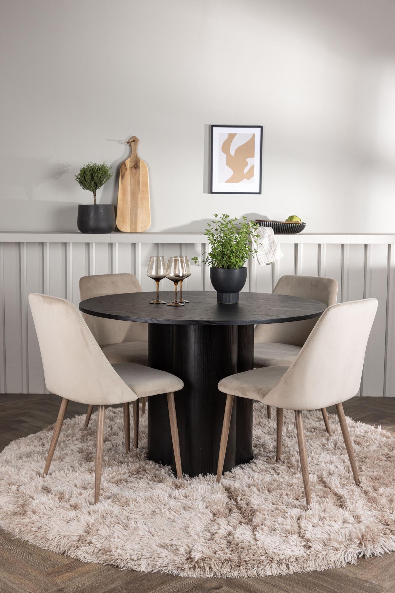 Modernes Olivia Esszimmerset mit rundem Tisch (110cm) und 4 stilvollen Stühlen. Ideal für gesellige Abende und elegantes Wohnen.