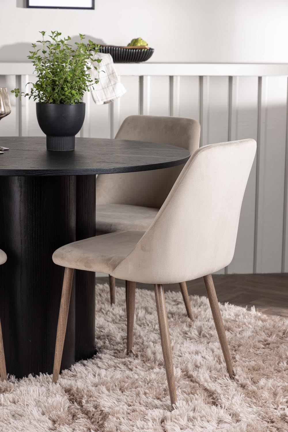 Olivia Esszimmerset + Night ⌀110cm/4St. in Braun / Walnuss präsentiert im Onlineshop von KAQTU Design AG. Esszimmerset ist von Venture Home