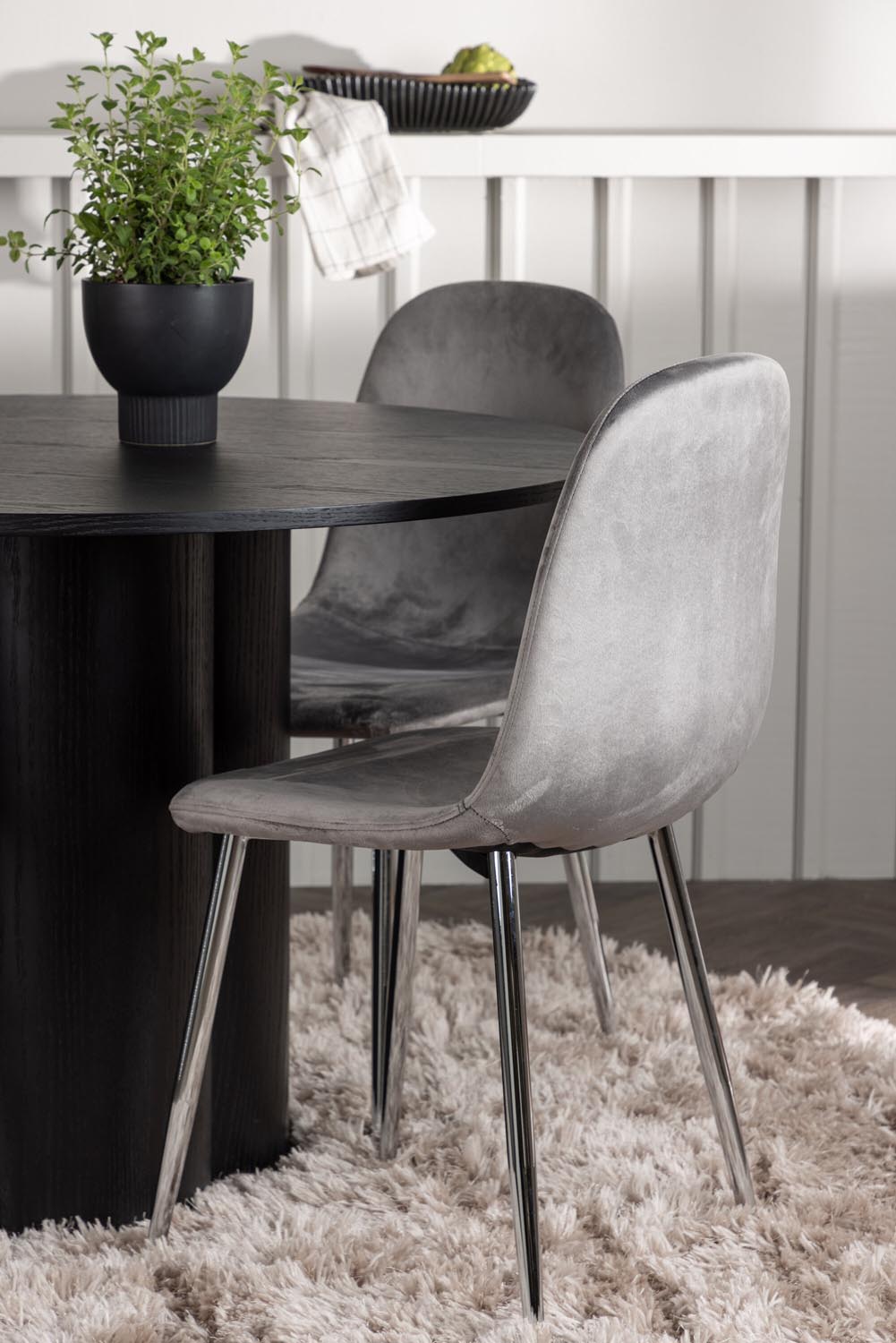 Olivia Esszimmerset + Eva ⌀110cm/4St. in Schwarz / Hellgrau / Silber präsentiert im Onlineshop von KAQTU Design AG. Esszimmerset ist von Venture Home