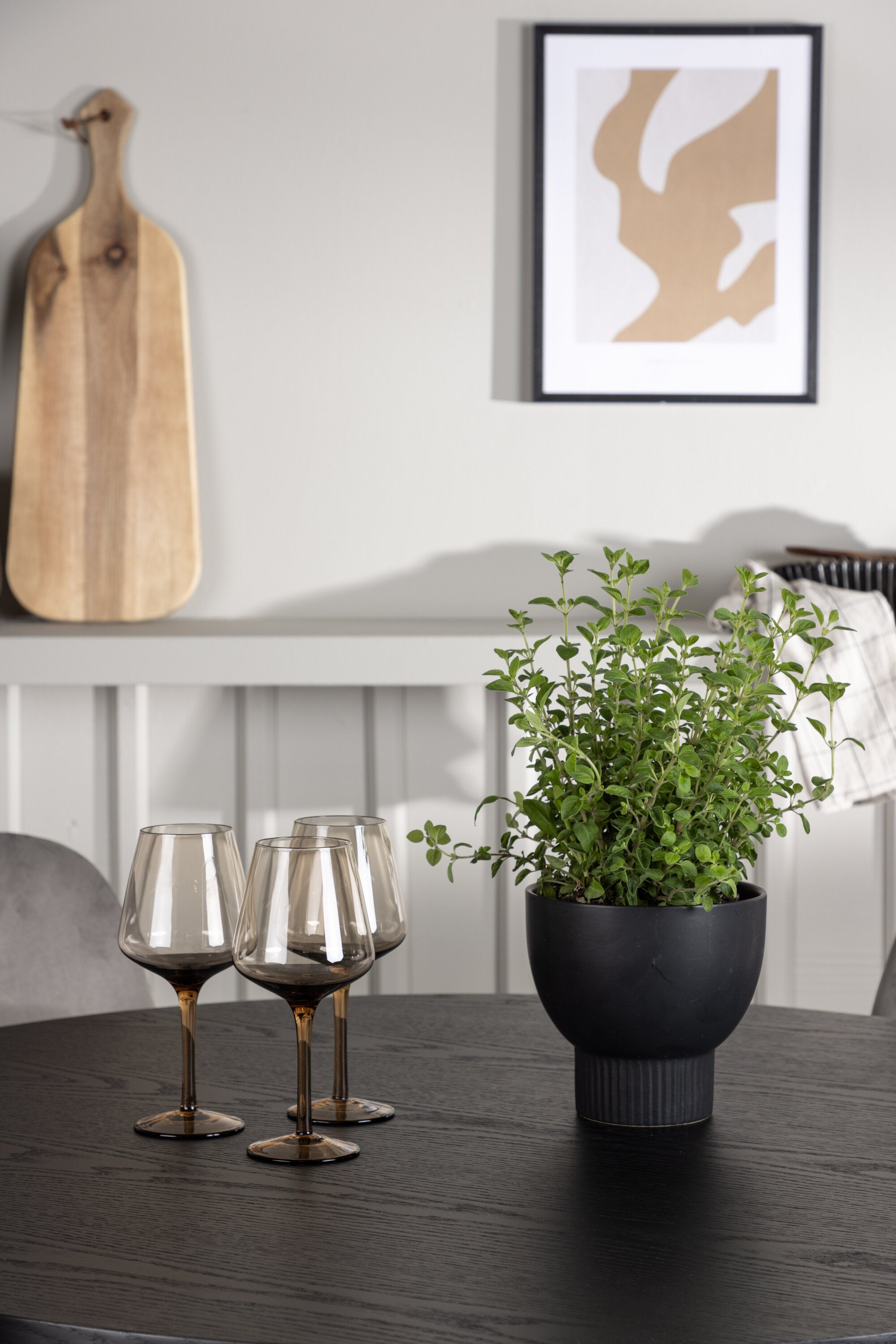 Olivia Esszimmerset + Eva ⌀110cm/4St. in Schwarz / Hellgrau / Silber präsentiert im Onlineshop von KAQTU Design AG. Esszimmerset ist von Venture Home