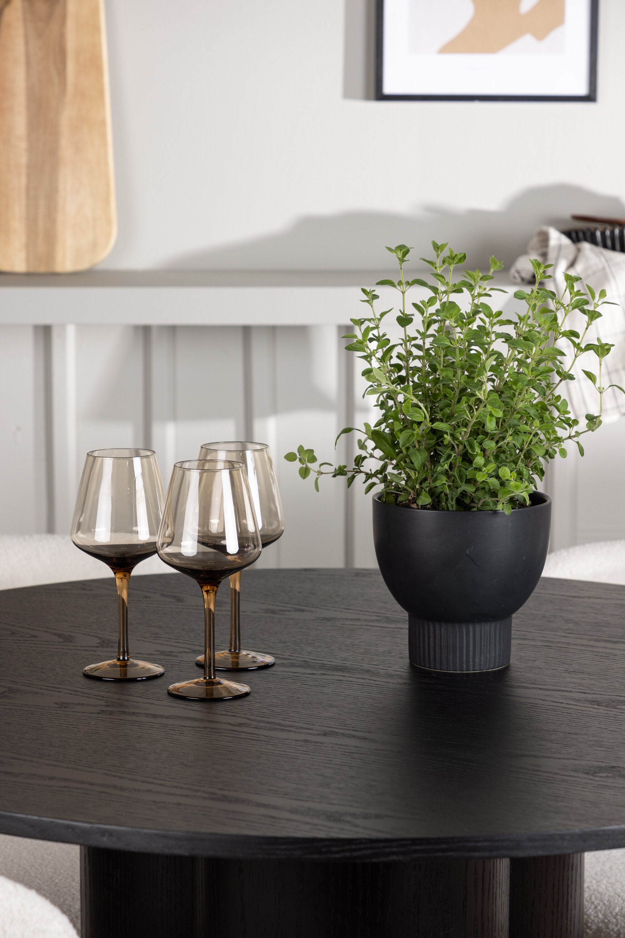 Olivia Esszimmerset + Edina ⌀110cm/4St. in Schwarz / Weiss präsentiert im Onlineshop von KAQTU Design AG. Esszimmerset ist von Venture Home