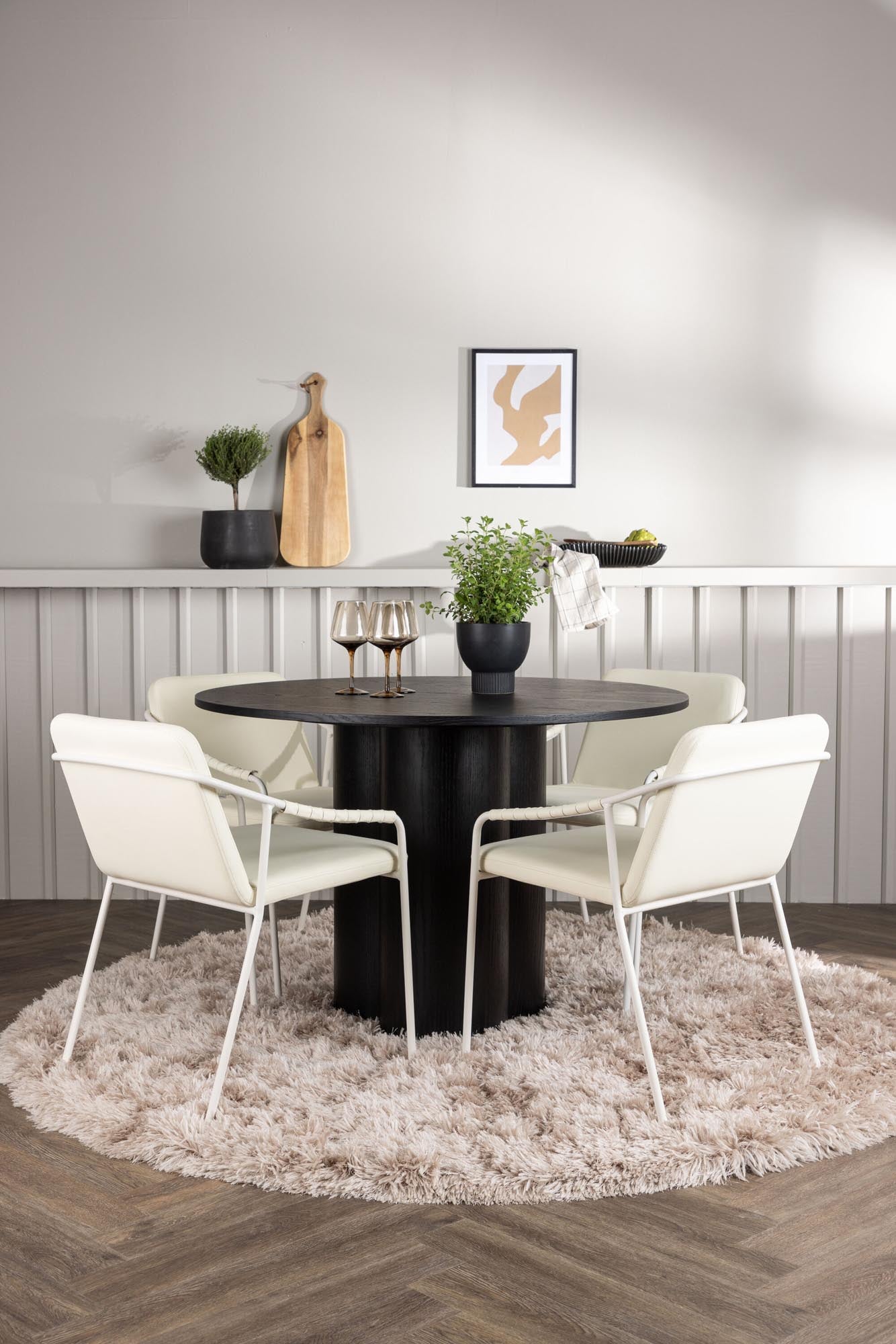 Entdecken Sie das Olivia Esszimmerset von Venture Home: eleganter runder Tisch und stilvolle Tvist-Stühle, ideal für gesellige Momente und modernes Wohnen.