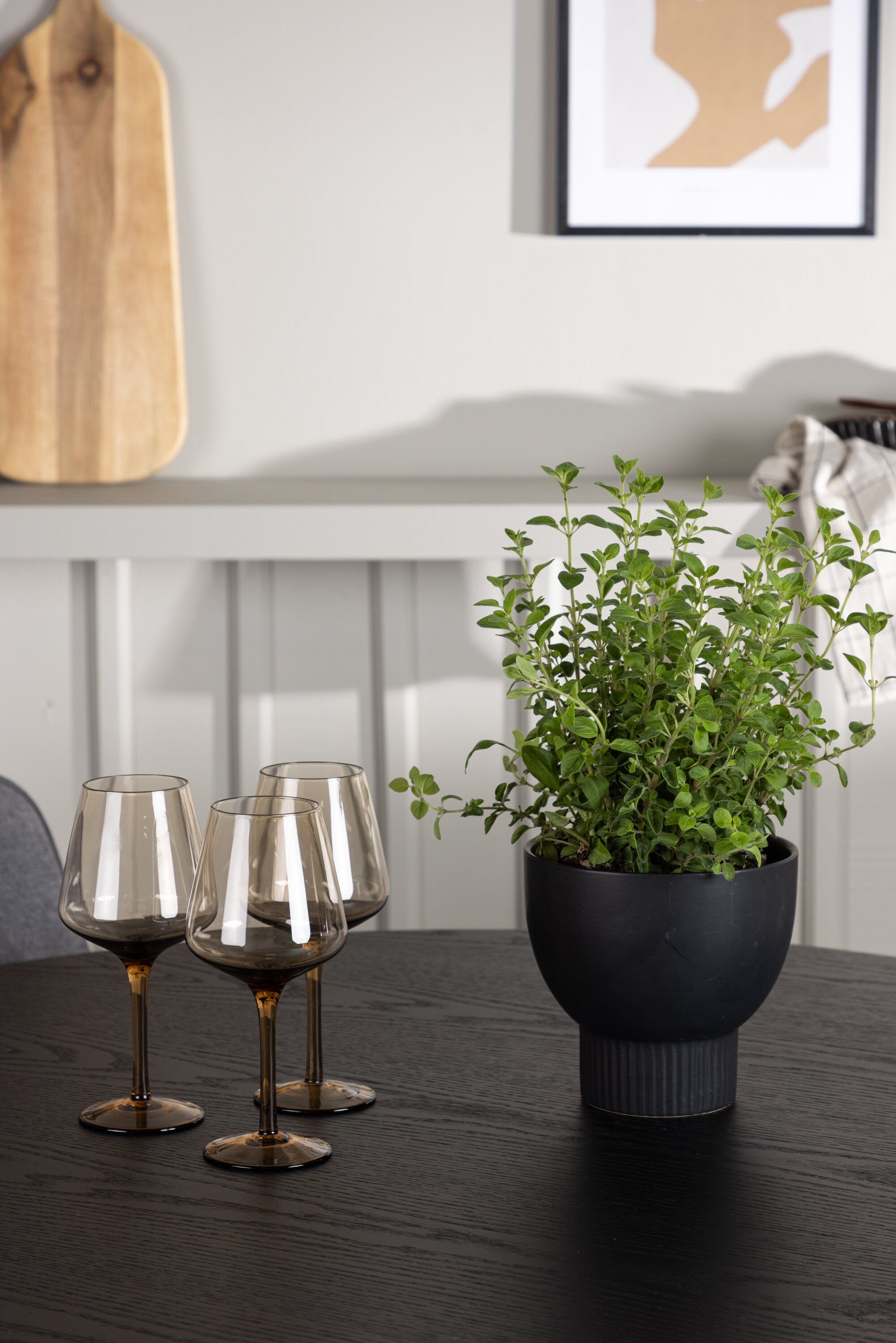 Olivia Esszimmerset + Rosie ⌀110cm/4St. in Schwarz / Grau präsentiert im Onlineshop von KAQTU Design AG. Esszimmerset ist von Venture Home