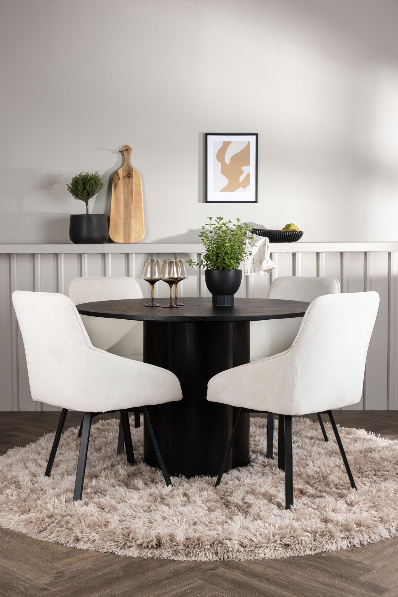 Stilvolles Esszimmerset von Venture Home: Runder Tisch (⌀110cm) mit 4 eleganten Stühlen. Ideal für gesellige Runden und jeden Anlass.