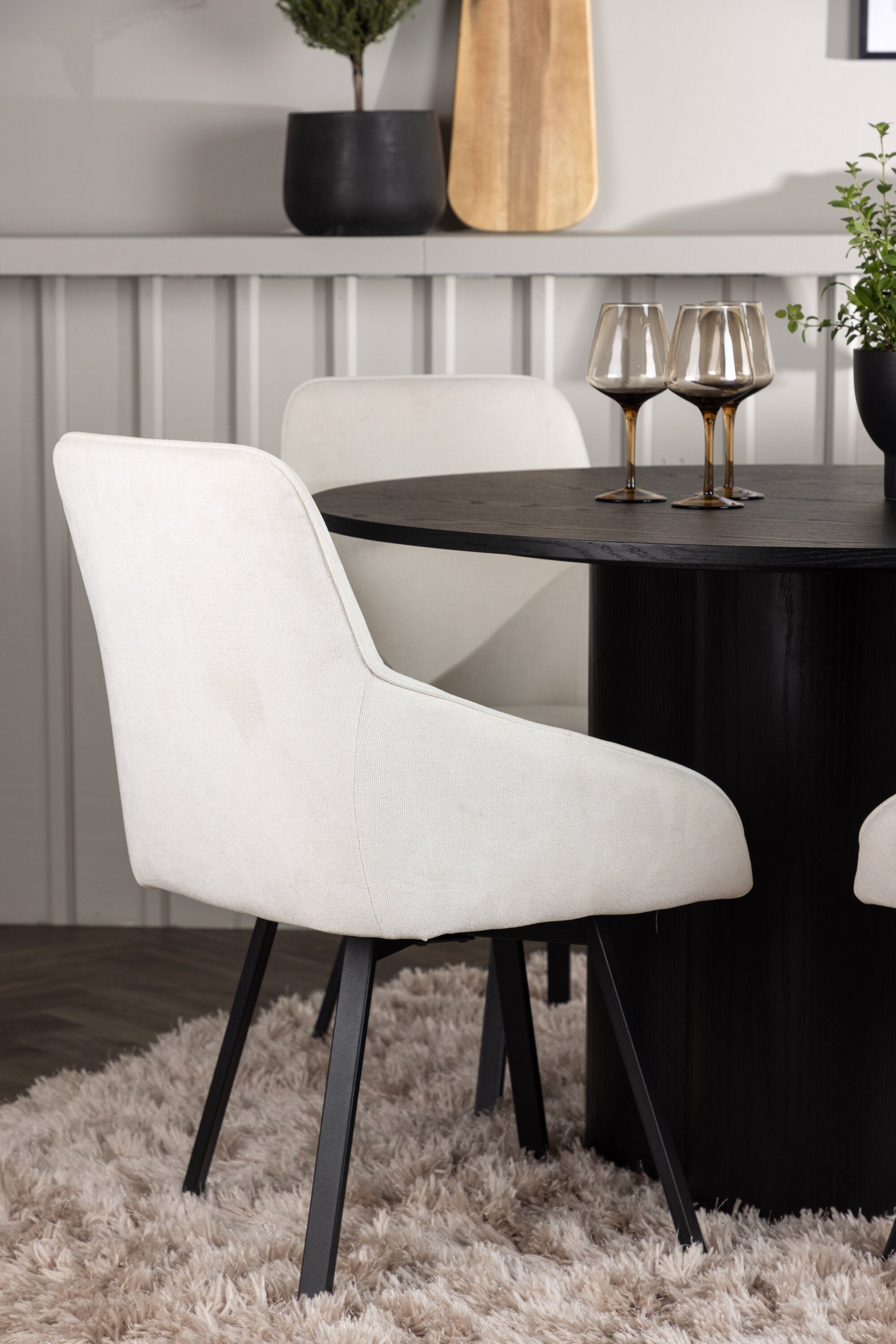 Olivia Esszimmerset + Rosie ⌀110cm/4St. in Beige / Schwarz präsentiert im Onlineshop von KAQTU Design AG. Esszimmerset ist von Venture Home