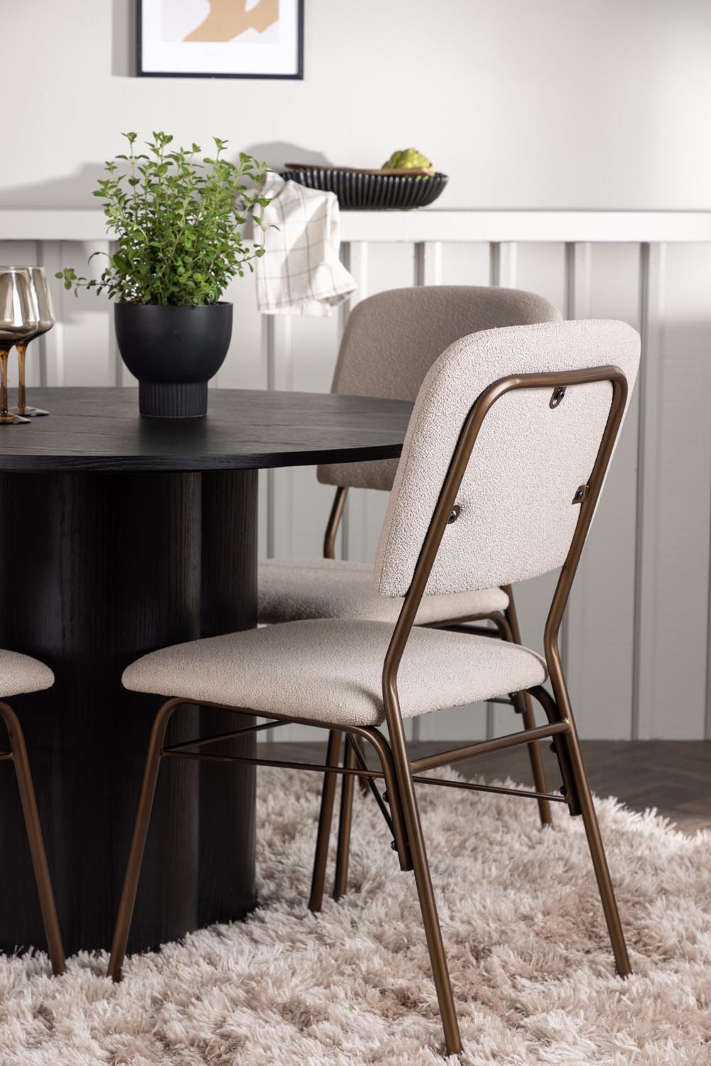 Olivia Esszimmerset + Seda ⌀110cm/4St. in Beige / Schwarz präsentiert im Onlineshop von KAQTU Design AG. Esszimmerset ist von Venture Home