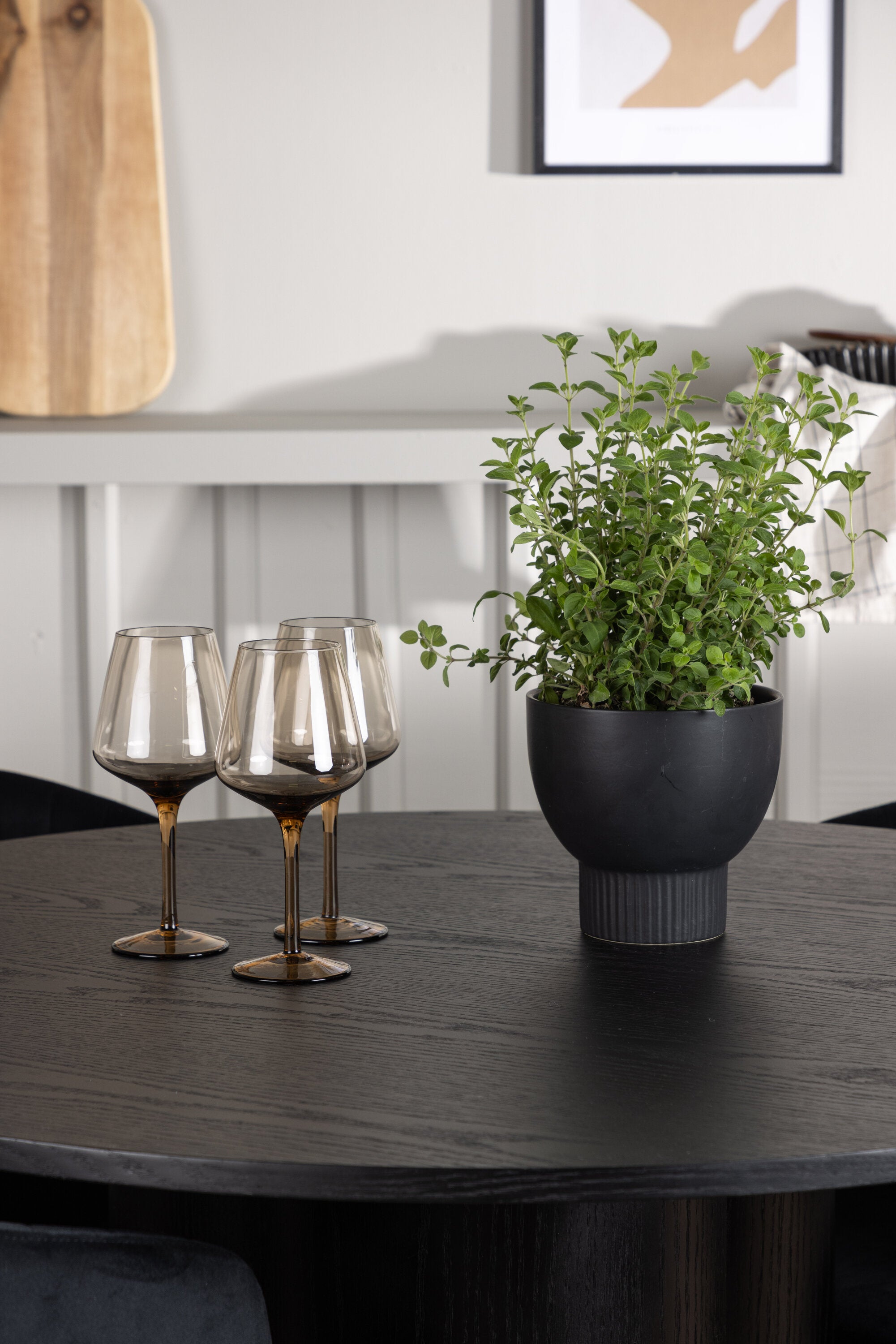 Olivia Esszimmerset + Selma ⌀110cm/4St. in Schwarz präsentiert im Onlineshop von KAQTU Design AG. Esszimmerset ist von Venture Home