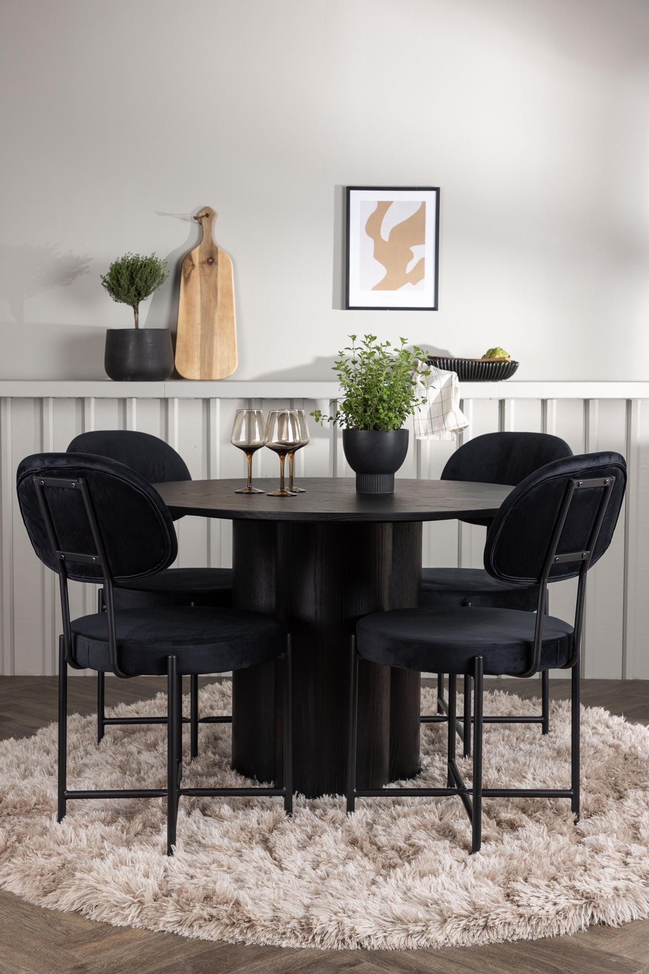 Elegantes Esszimmerset Olivia & Stella: runder Tisch (110 cm) und 4 ergonomische Stühle für stilvolle Momente und modernen Komfort.