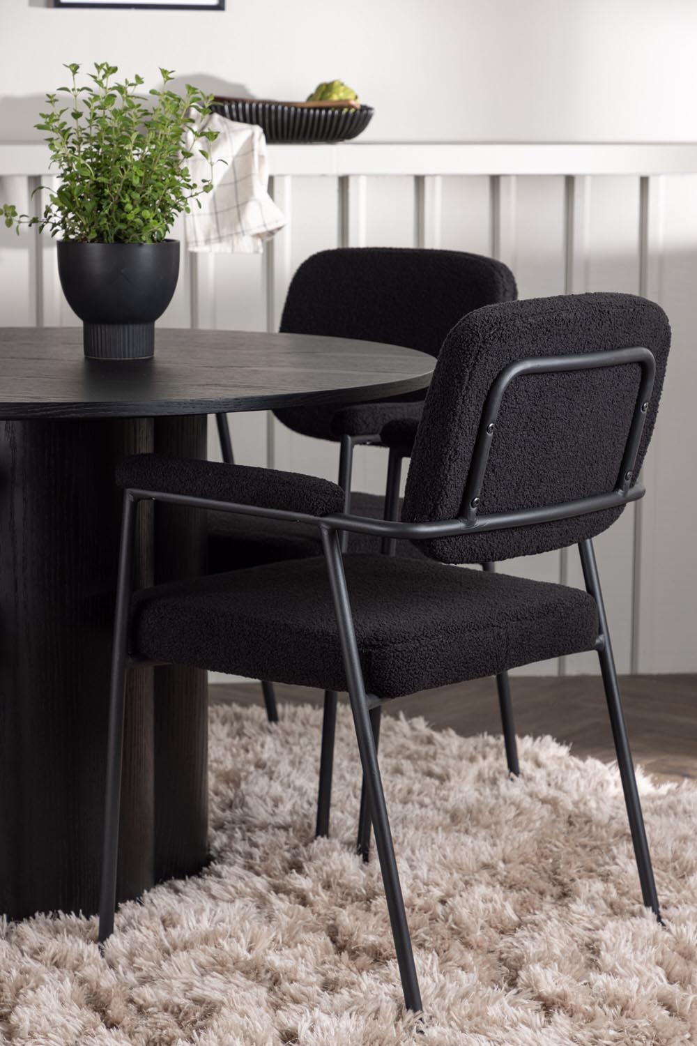 Olivia Esszimmerset + Yesterday ⌀110cm/4St. in Schwarz präsentiert im Onlineshop von KAQTU Design AG. Esszimmerset ist von Venture Home