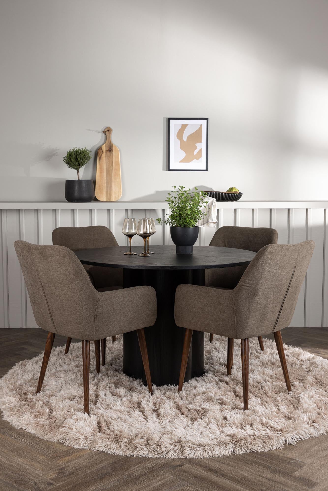 Elegantes Olivia Esszimmerset: runder Tisch (⌀110cm) aus MDF, 4 bequeme Stühle mit braunem Polyester, skandinavisches Design.