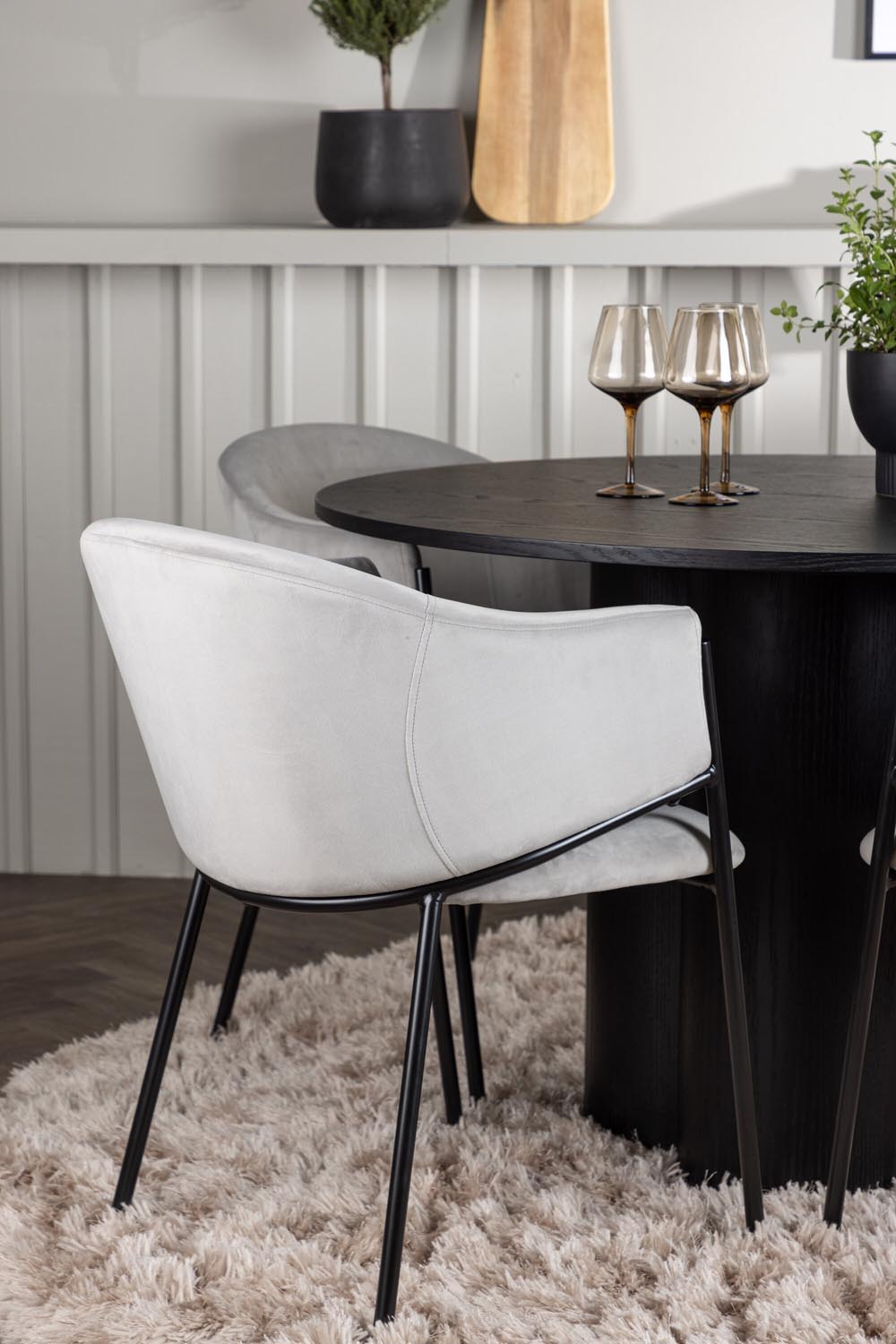 Olivia Esszimmerset ⌀110cm/4St. in Schwarzgrau präsentiert im Onlineshop von KAQTU Design AG. Esszimmerset ist von Venture Home