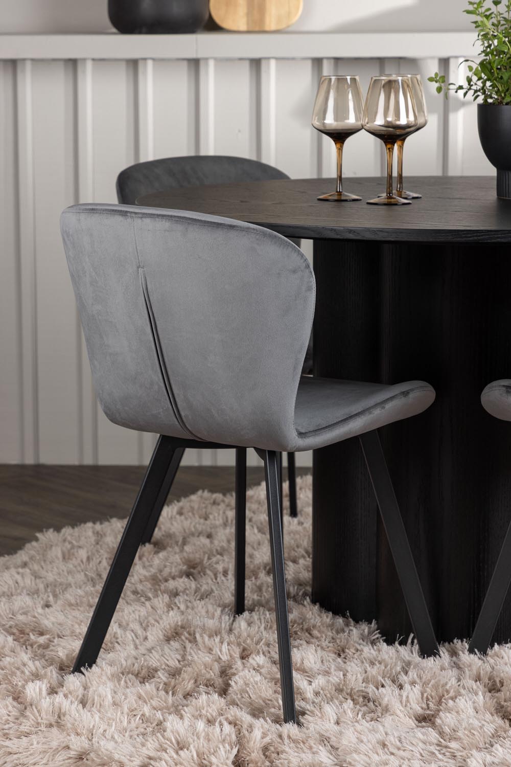 Olivia Esszimmerset + Lilja ⌀110cm/4St. in Schwarzgrau präsentiert im Onlineshop von KAQTU Design AG. Esszimmerset ist von Venture Home