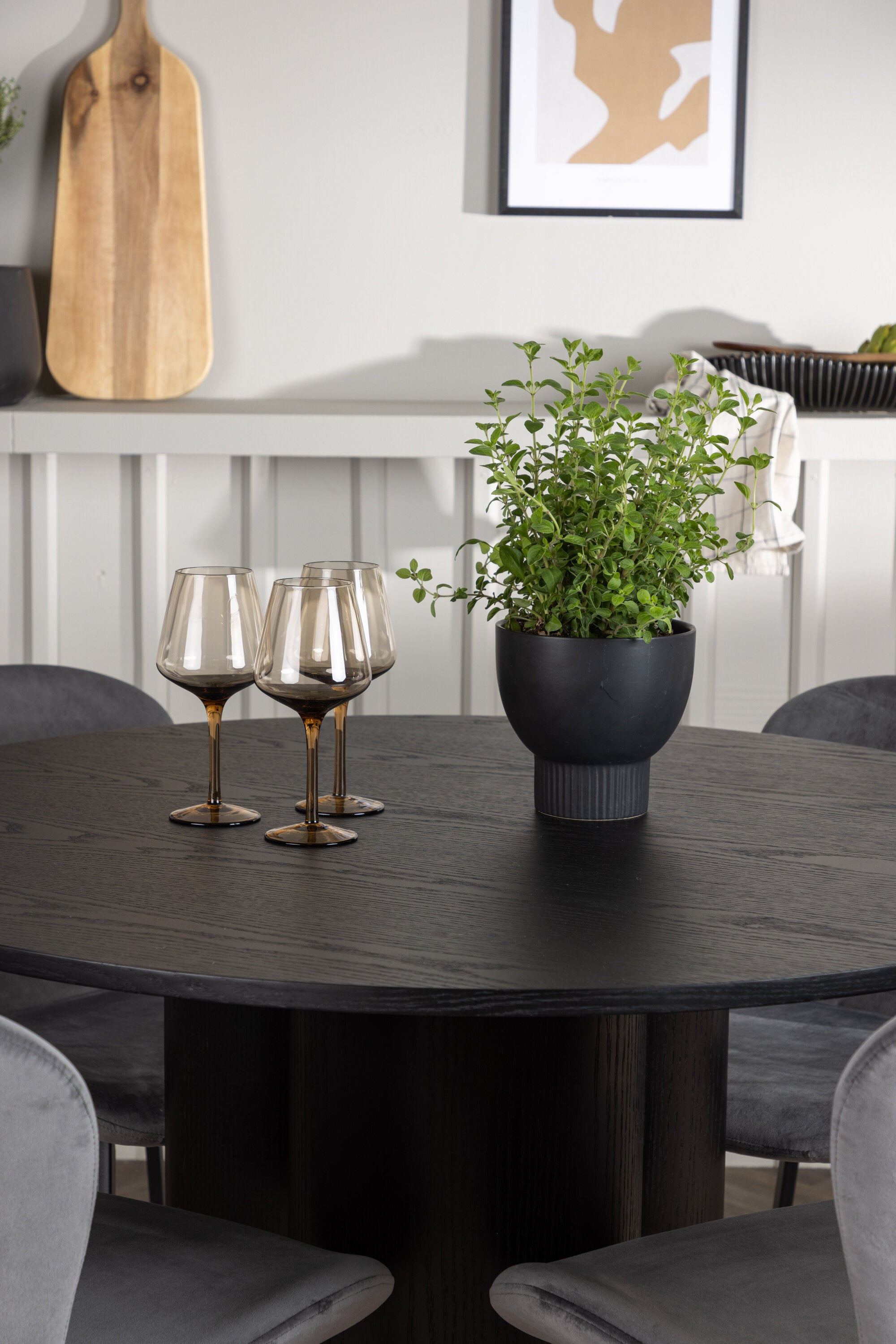 Olivia Esszimmerset + Lilja ⌀110cm/4St. in Schwarzgrau präsentiert im Onlineshop von KAQTU Design AG. Esszimmerset ist von Venture Home