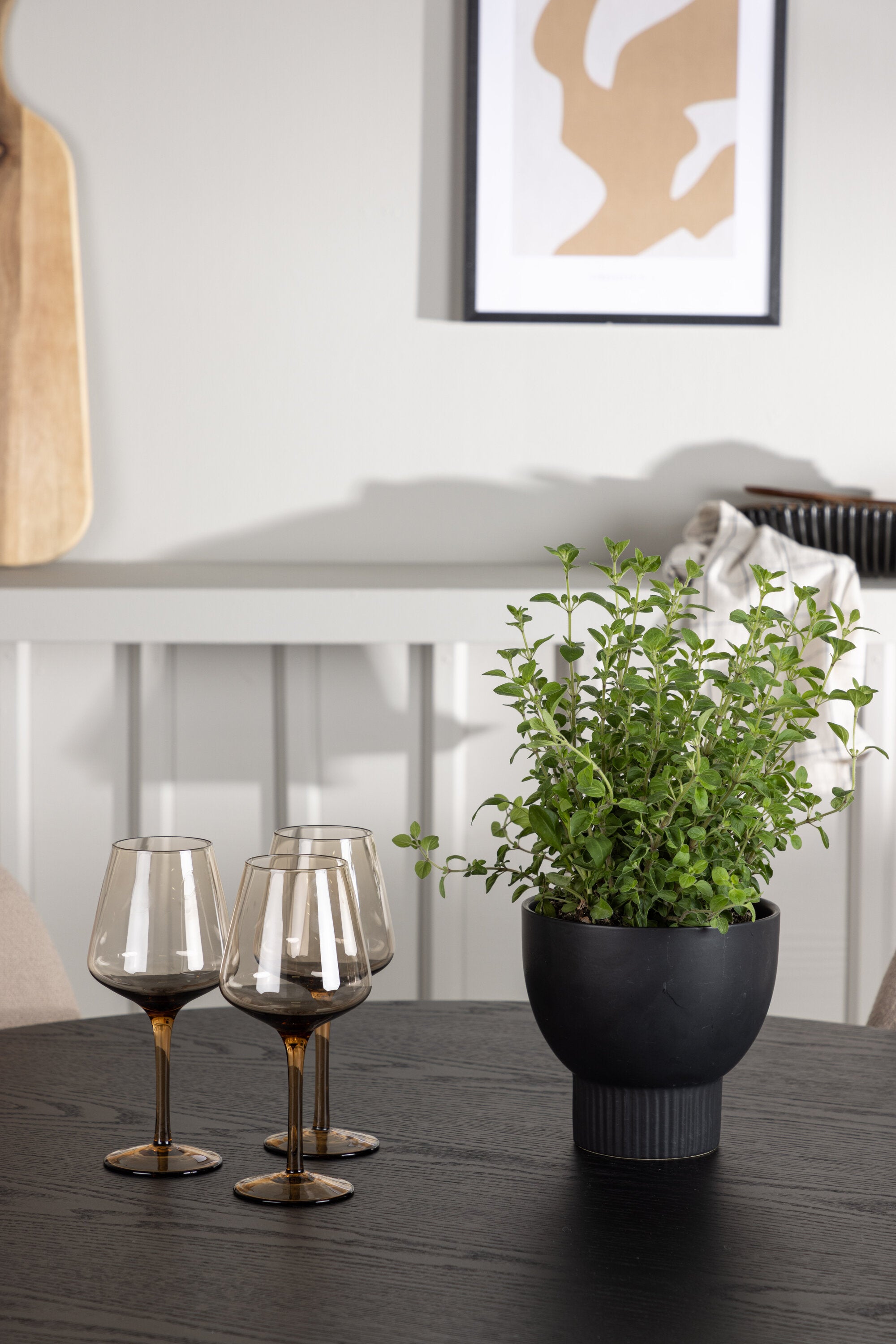 Olivia Esszimmerset + Polar ⌀110cm/4St. in Beige / Schwarz präsentiert im Onlineshop von KAQTU Design AG. Esszimmerset ist von Venture Home