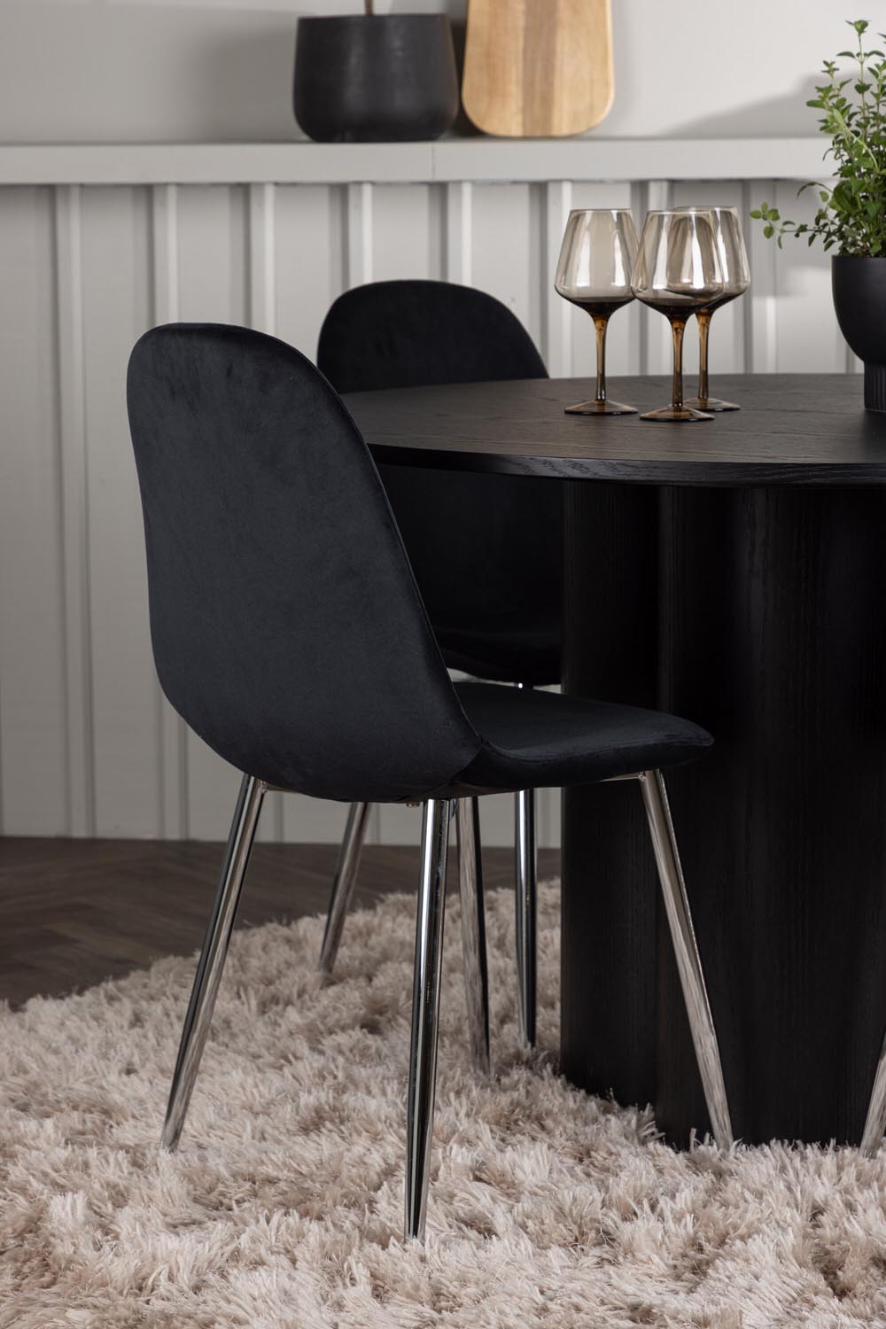Olivia Esszimmerset + Polar ⌀110cm/4St. in Schwarzes Silber präsentiert im Onlineshop von KAQTU Design AG. Esszimmerset ist von Venture Home