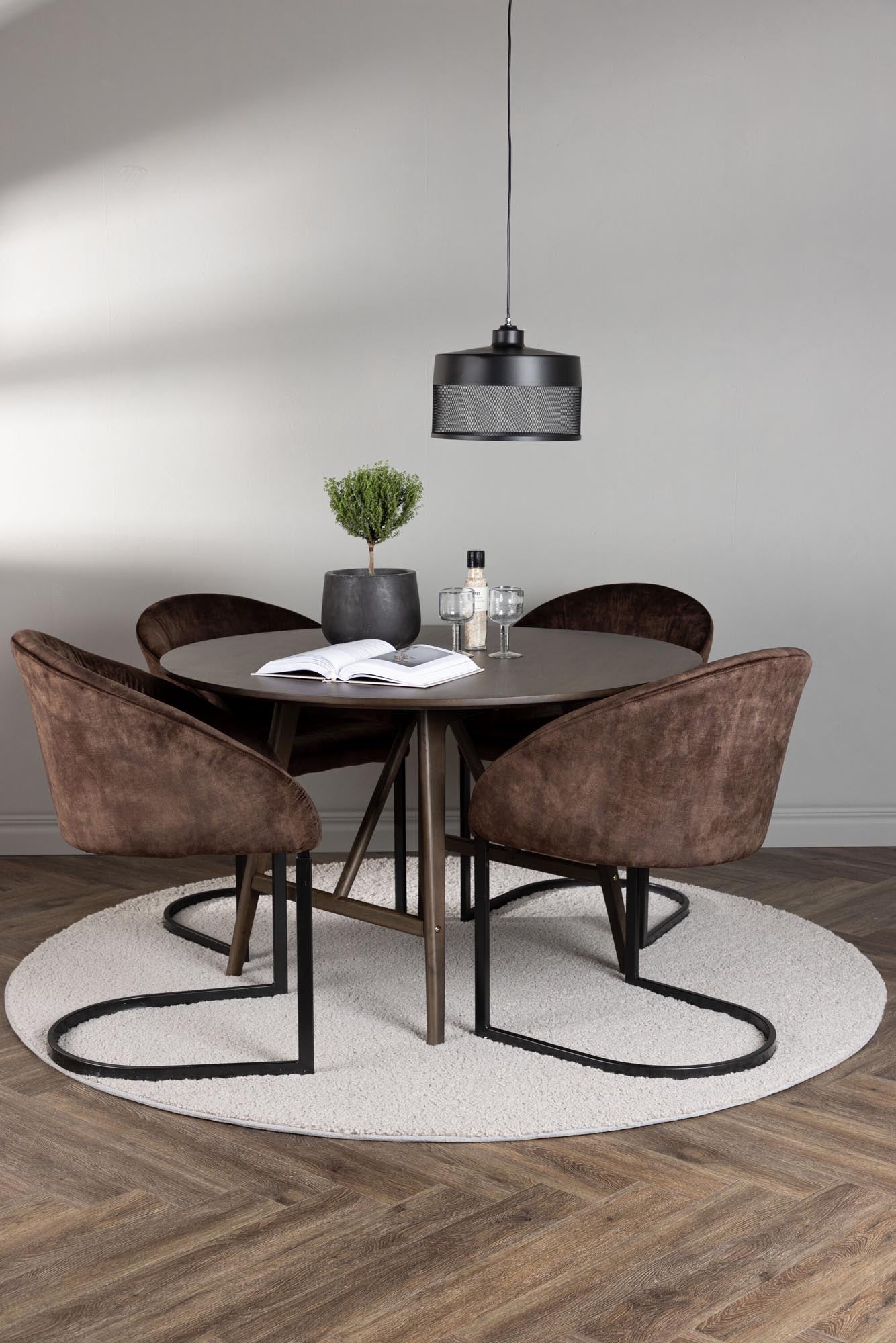 Erleben Sie das Kaseindon Esszimmerset + Evening von Venture Home – ein elegantes Set mit einem runden Tisch und bequemen Stühlen für gesellige Momente.