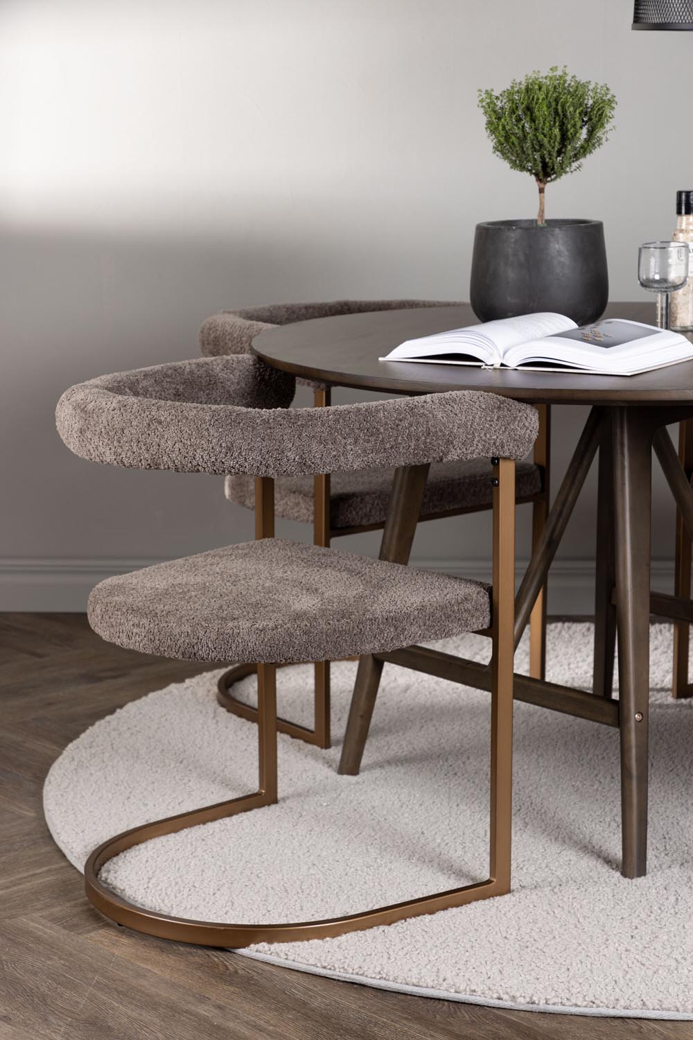 Kaseindon Esszimmerset + Morning ⌀100cm/4St. in Braun-grau präsentiert im Onlineshop von KAQTU Design AG. Esszimmerset ist von Venture Home