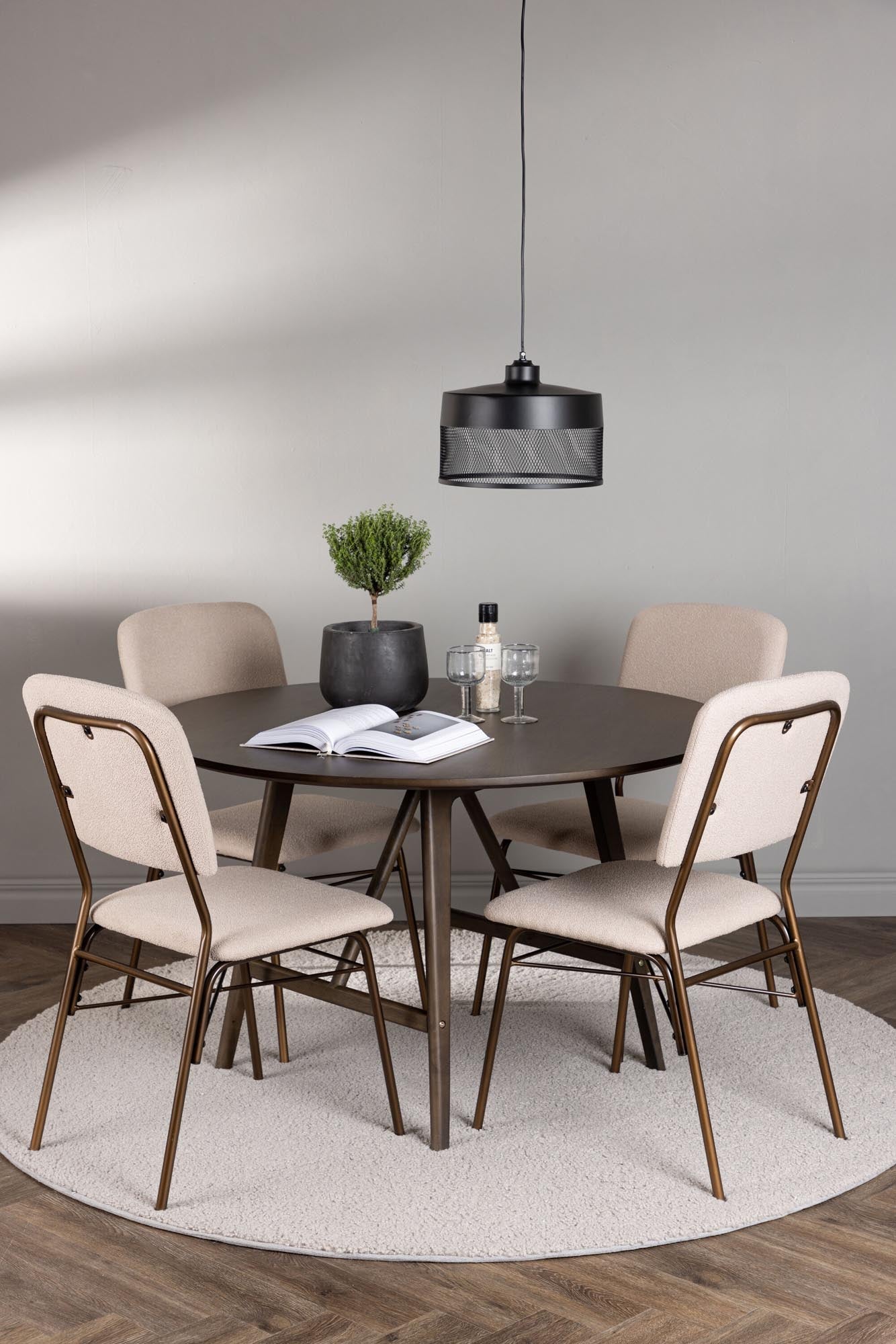 Elegantes Kaseindon Esszimmerset mit 100 cm Tisch und Seda-Stühlen in warmem Walnussbraun. Ideal für stilvolle Esszimmer im skandinavischen Design.