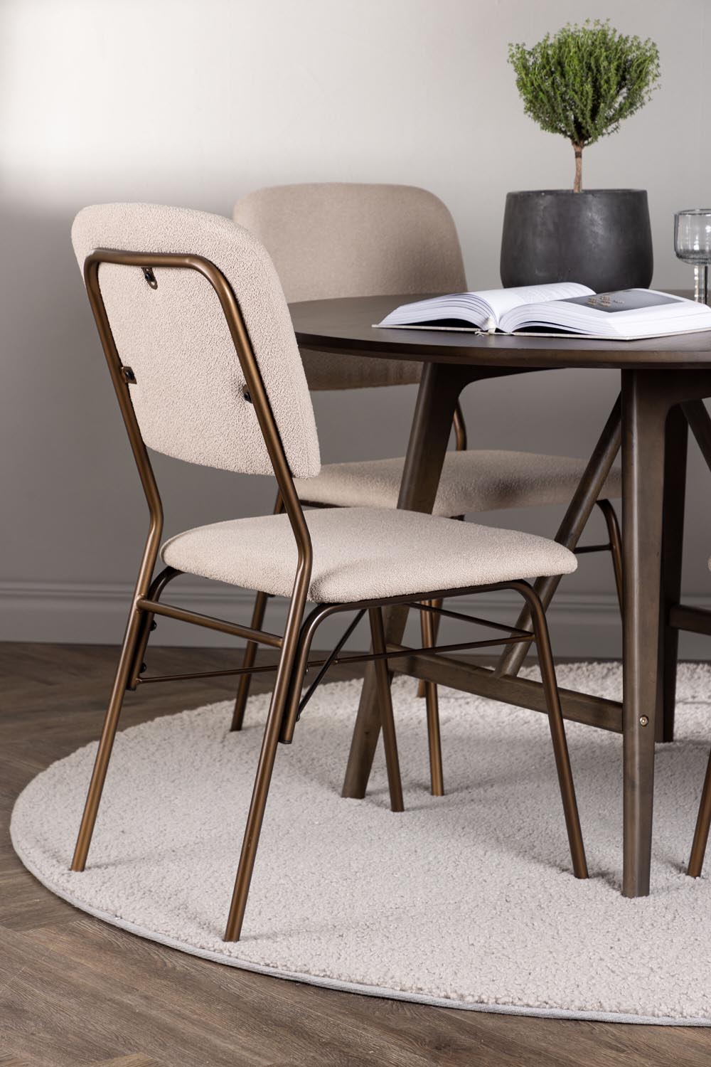Kaseindon Esszimmerset + Seda ⌀100cm/4St. in Beige, Braun präsentiert im Onlineshop von KAQTU Design AG. Esszimmerset ist von Venture Home