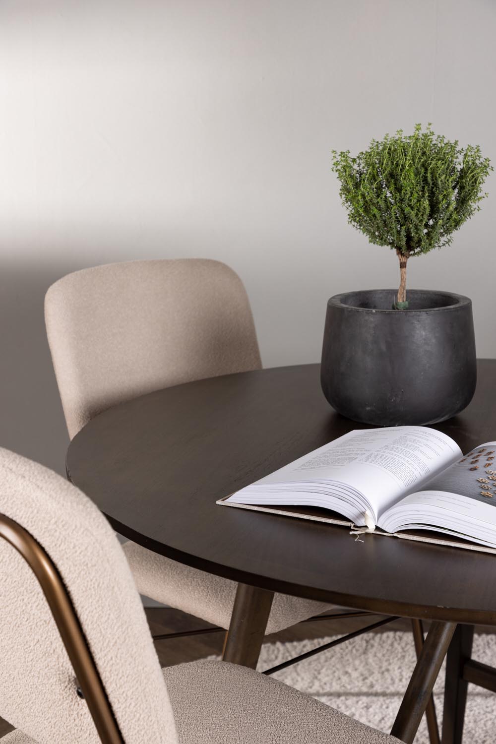 Kaseindon Esszimmerset + Seda ⌀100cm/4St. in Beige, Braun präsentiert im Onlineshop von KAQTU Design AG. Esszimmerset ist von Venture Home