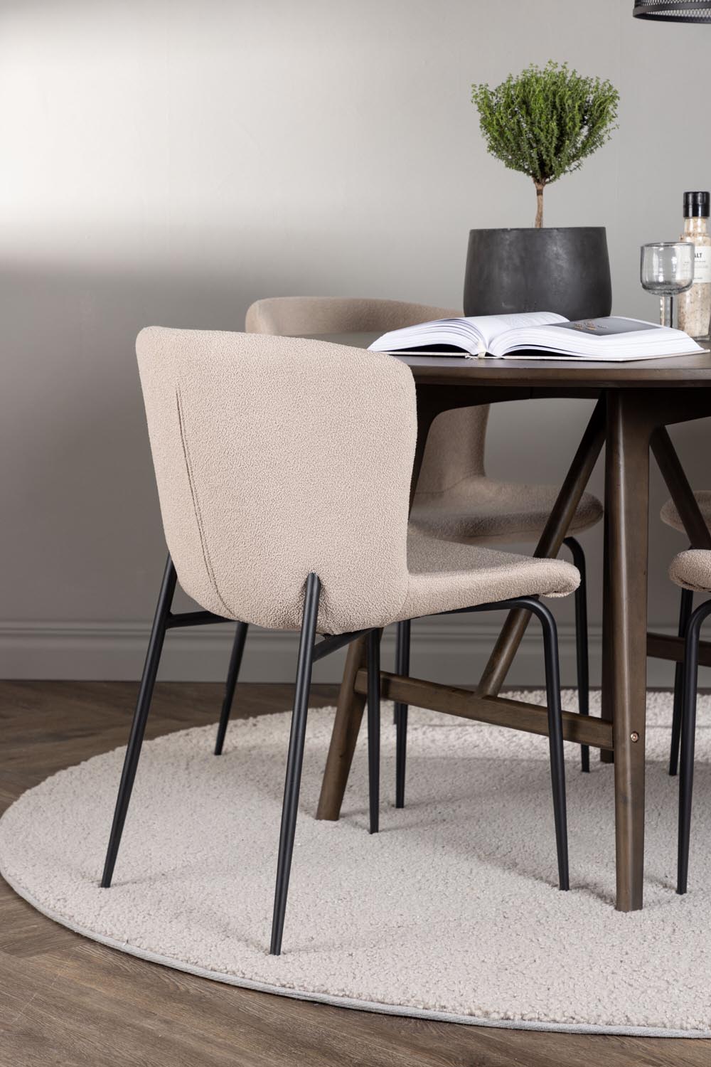 Kaseindon Esszimmerset + Modesto ⌀100cm/4St. in Beige, Schwarz präsentiert im Onlineshop von KAQTU Design AG. Esszimmerset ist von Venture Home