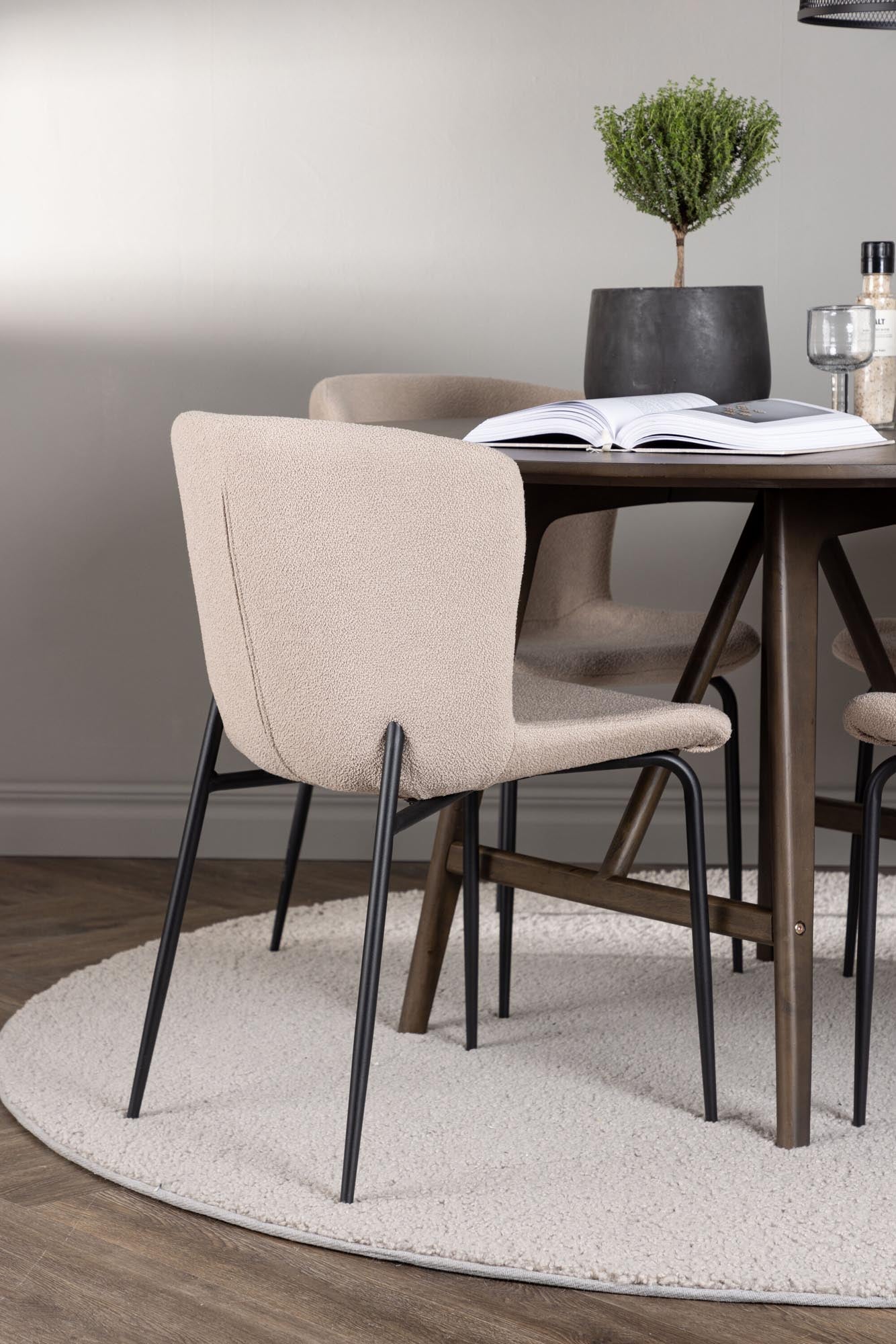 Elegantes Esszimmerset: Walnusstisch, cremebeige Bouclé-Stühle, modern, stilvoll, für 4 Personen, gesellig.