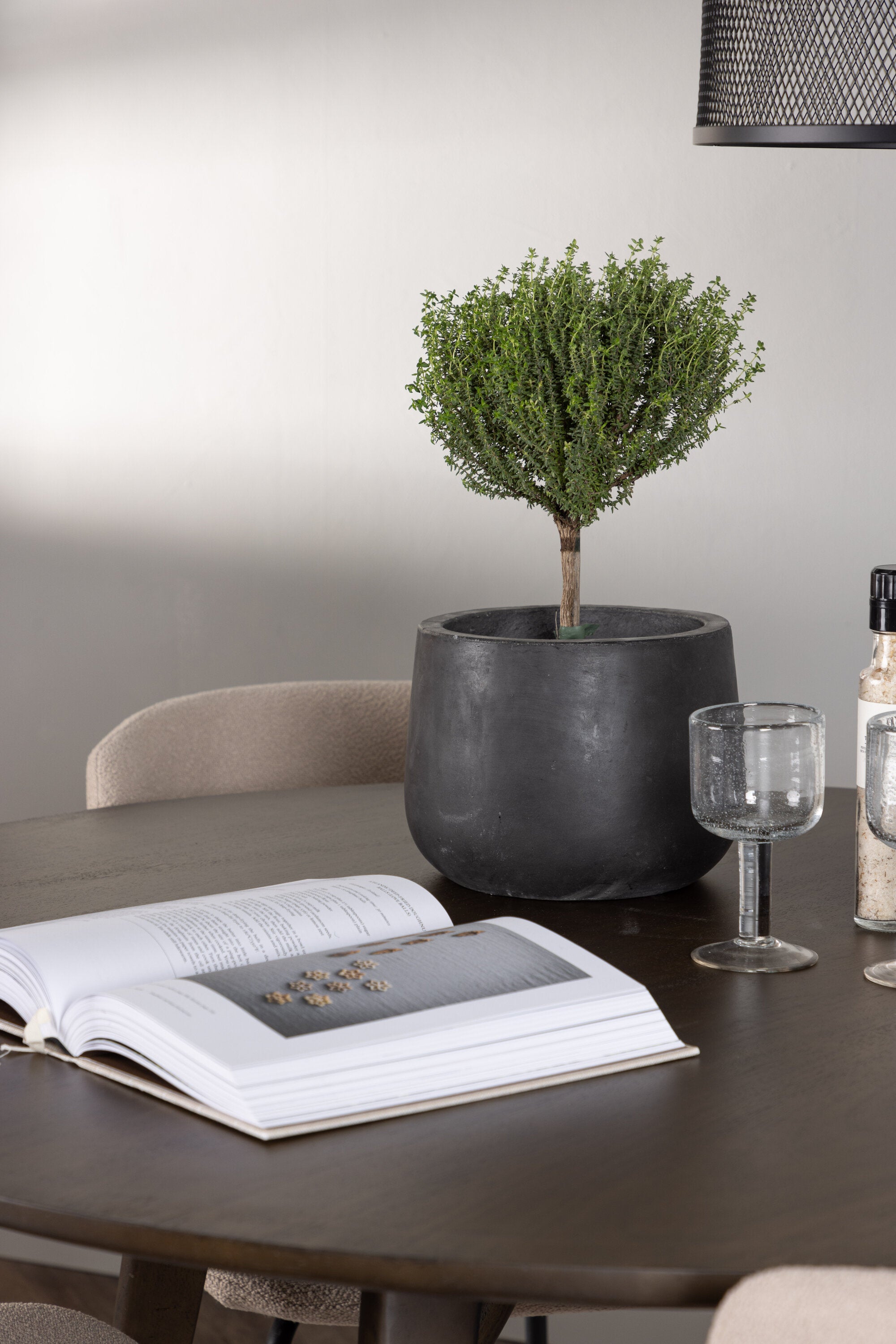Kaseindon Esszimmerset + Modesto ⌀100cm/4St. in Beige, Schwarz präsentiert im Onlineshop von KAQTU Design AG. Esszimmerset ist von Venture Home