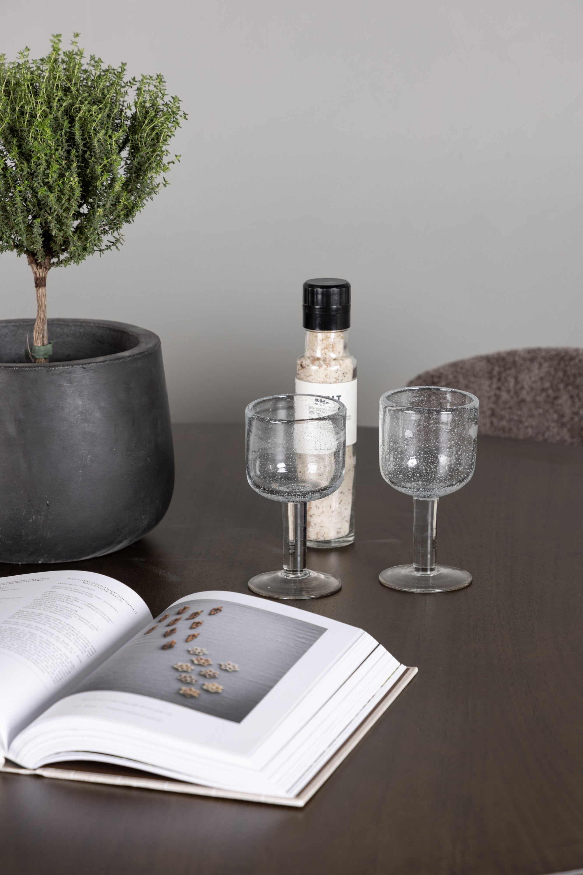 Kaseindon Esszimmerset + Modesto ⌀100cm/4St. in Schwarz, Dunkelgrau präsentiert im Onlineshop von KAQTU Design AG. Esszimmerset ist von Venture Home