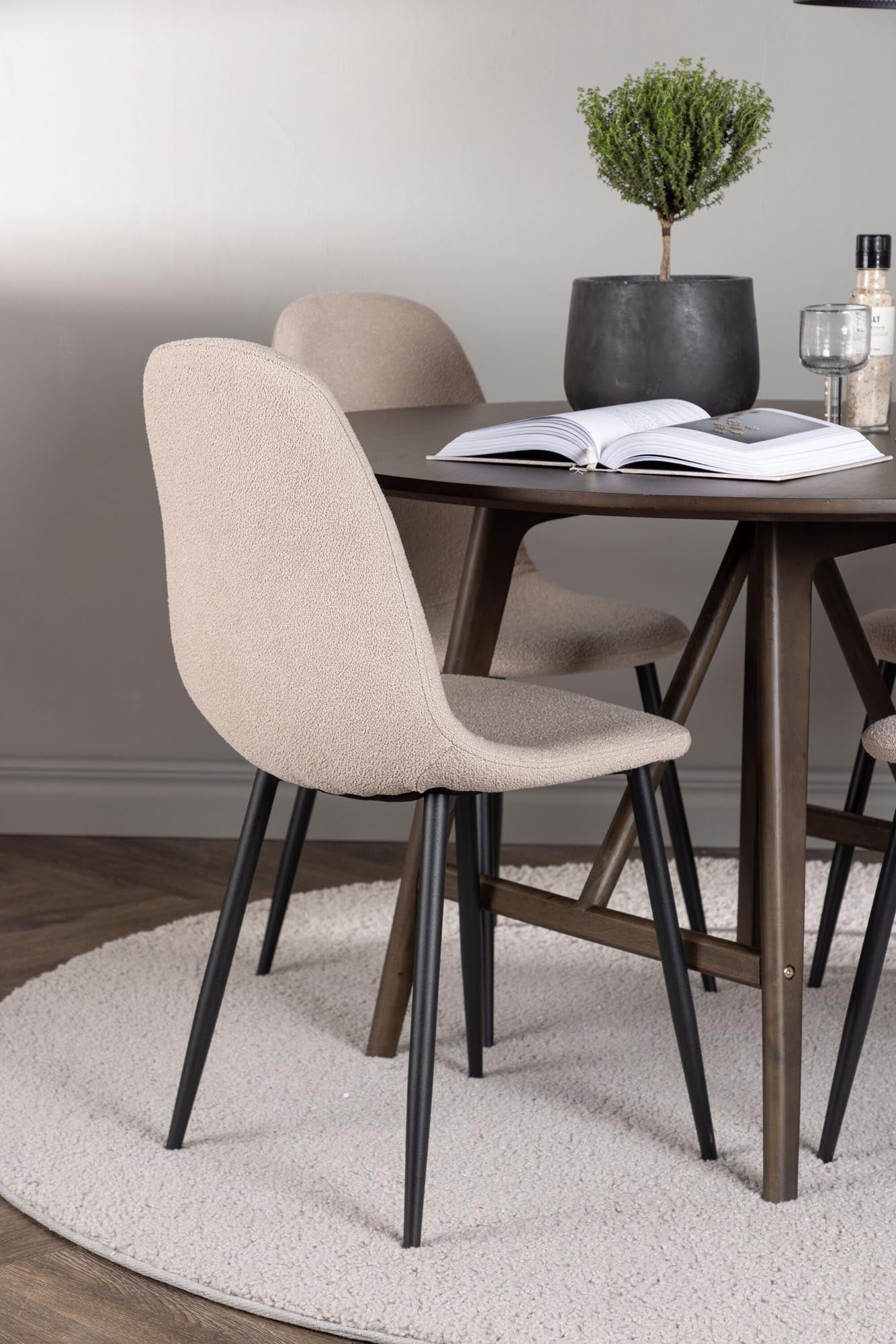 Elegantes Kaseindon Esszimmerset mit 100 cm Tisch und 4 stilvollen Polar-Stühlen. Ideal für gesellige Runden und festliche Anlässe.