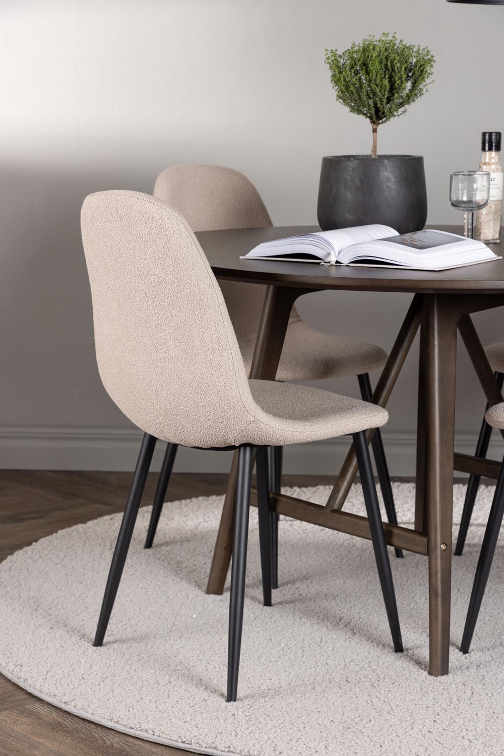 Kaseindon Esszimmerset + Polar ⌀100cm/4St. in Beige, Schwarz präsentiert im Onlineshop von KAQTU Design AG. Esszimmerset ist von Venture Home