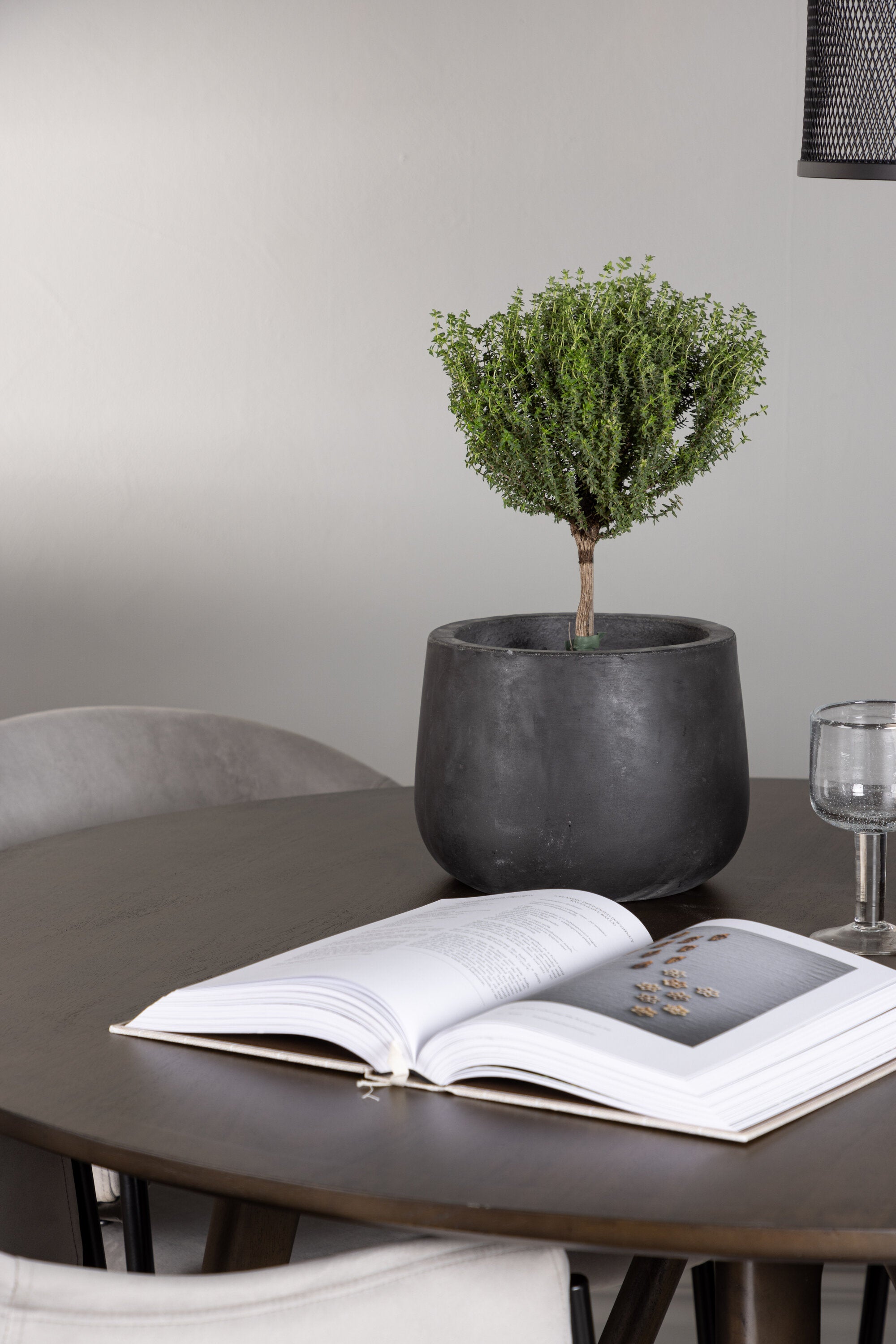 Kaseindon Esszimmerset + Evelina ⌀100cm/4St. in Schwarzgrau präsentiert im Onlineshop von KAQTU Design AG. Esszimmerset ist von Venture Home