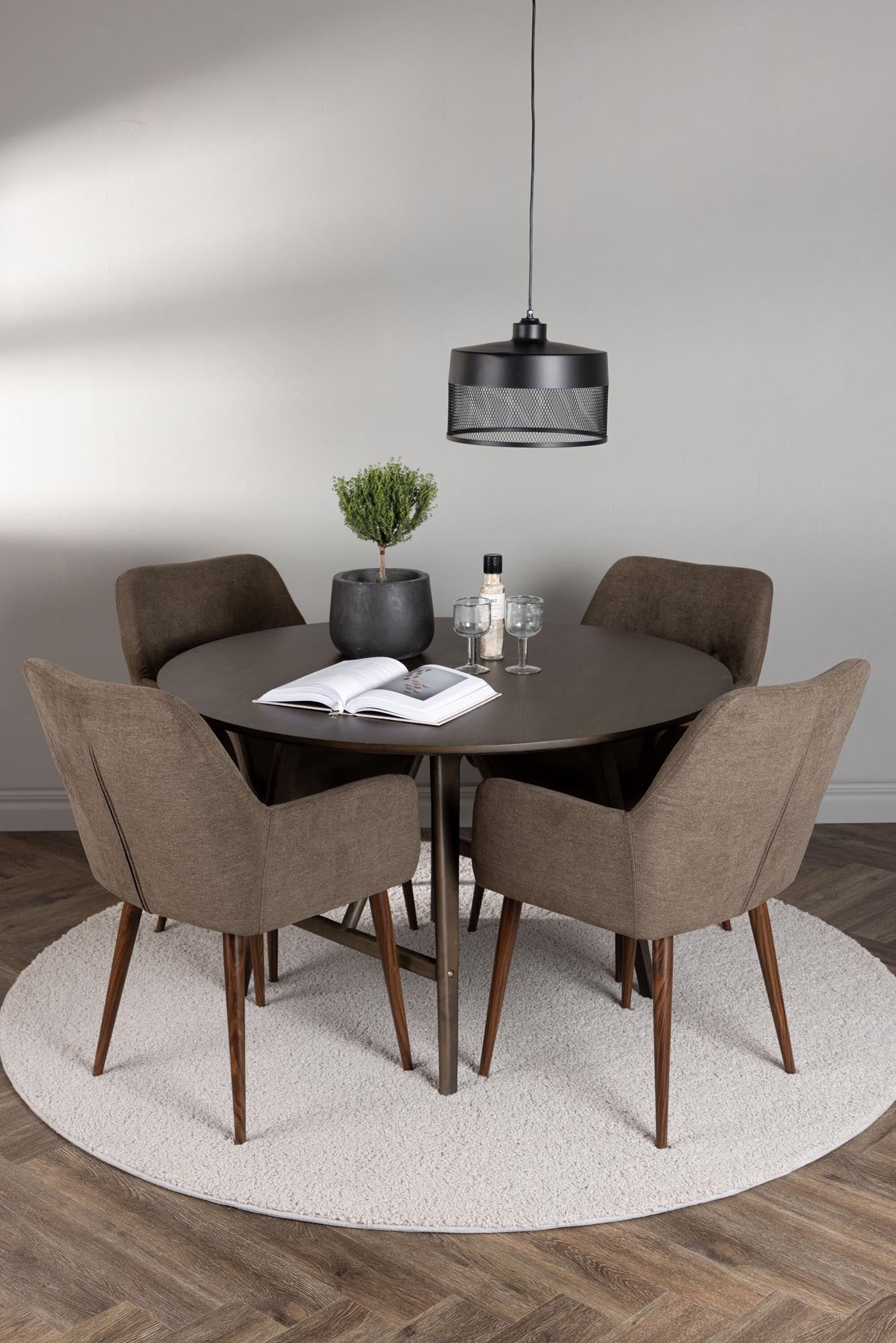 Stilvolles Esszimmerset: Runder Kaseidon Tisch (⌀100cm) in Walnuss, 4 bequeme Tomorrow Stühle in Braun. Perfekt für gesellige Runden.