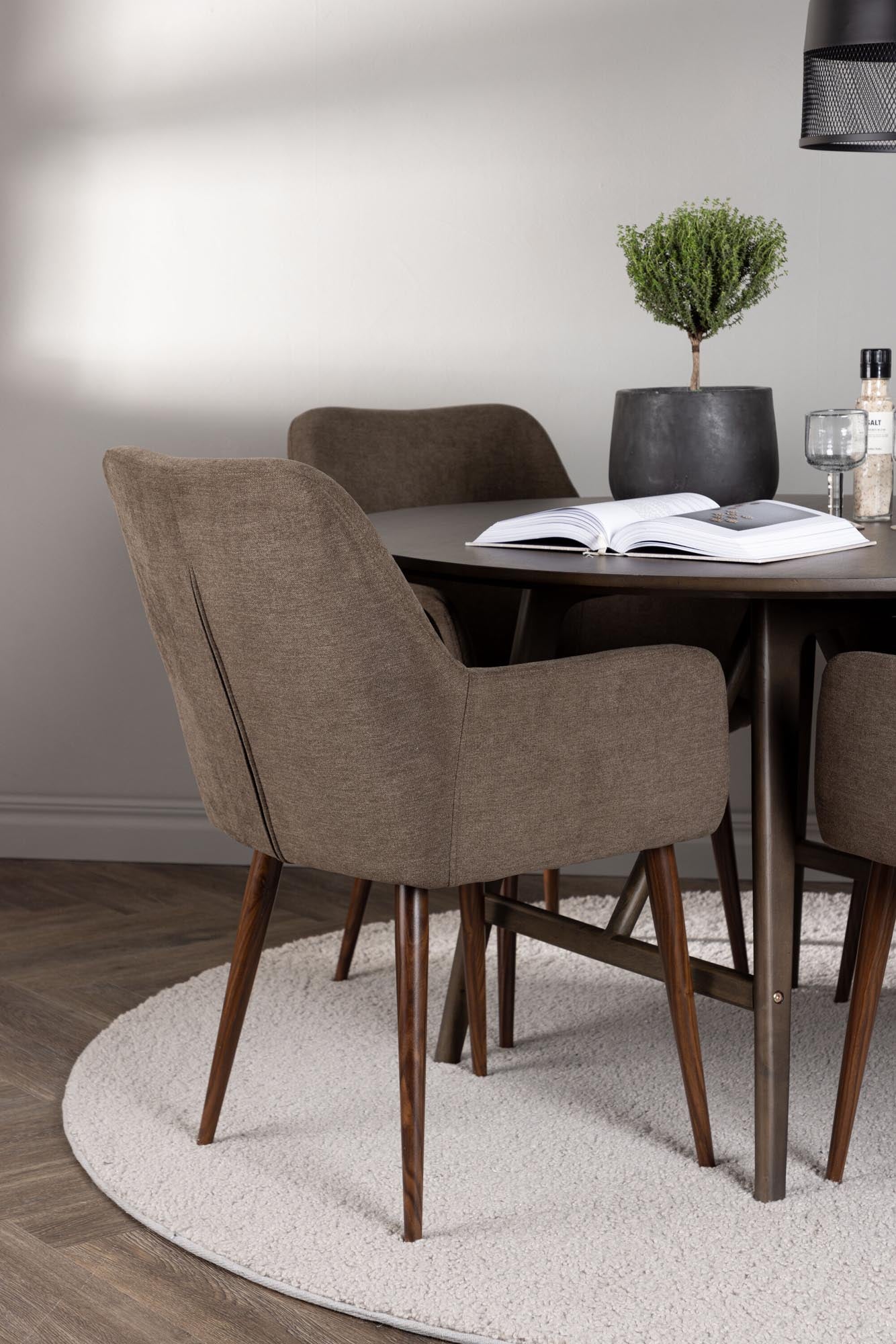 Elegantes Esszimmerset: Runder Kaseidon Tisch (⌀100cm) in edler Walnussfarbe, ergänzt durch 4 komfortable Tomorrow Stühle in warmem Braun. Ideal für gesellige Abende.