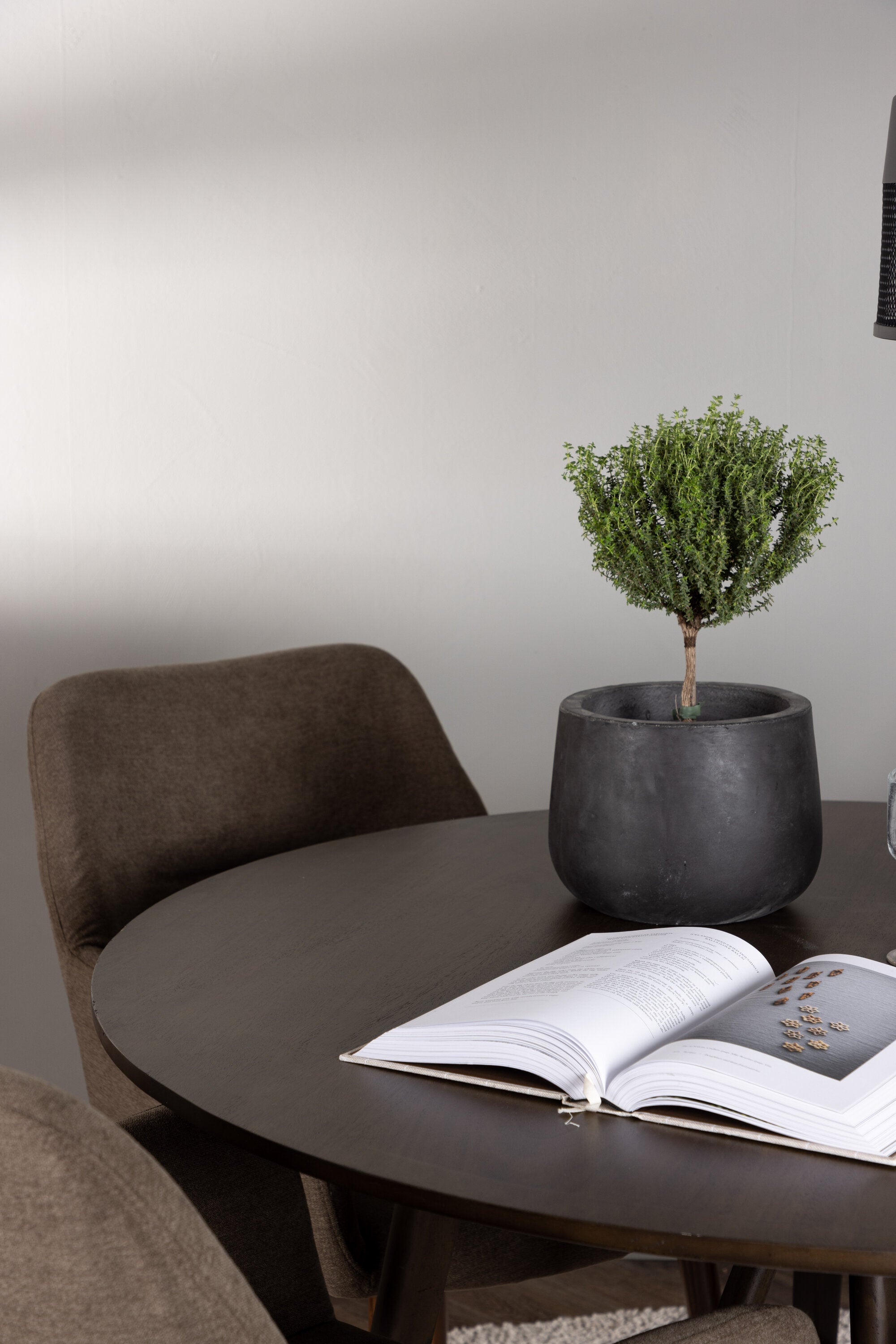 Kaseindon Esszimmerset + Tomorrow ⌀100cm/4St. in Braun präsentiert im Onlineshop von KAQTU Design AG. Esszimmerset ist von Venture Home