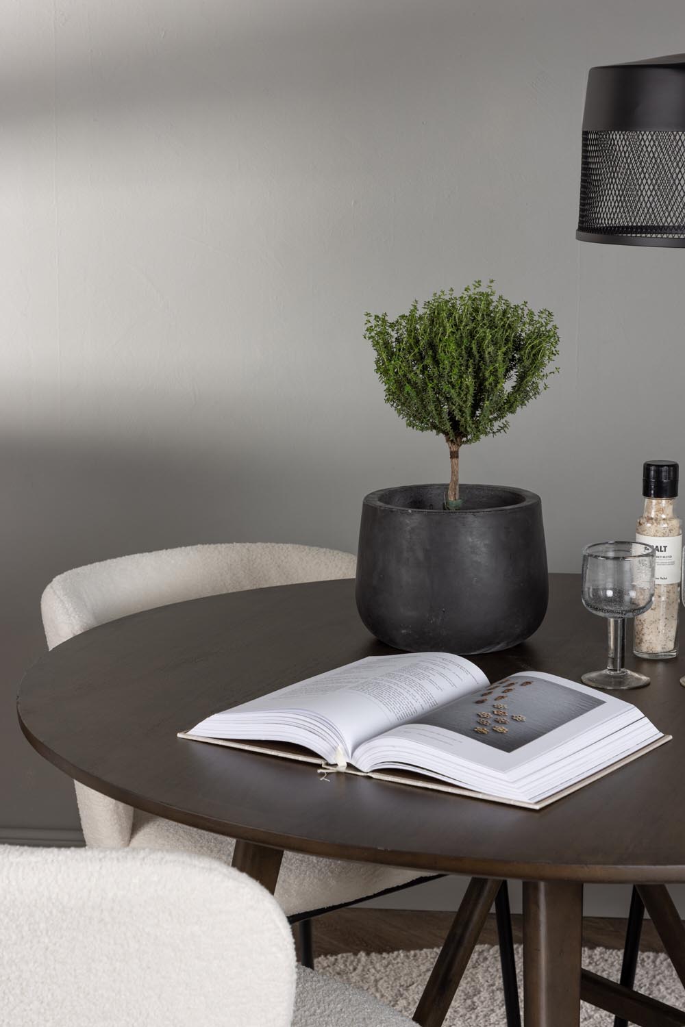 Kaseindon Esszimmerset + Edina ⌀100cm/4St. in Schwarz-Weiss präsentiert im Onlineshop von KAQTU Design AG. Esszimmerset ist von Venture Home