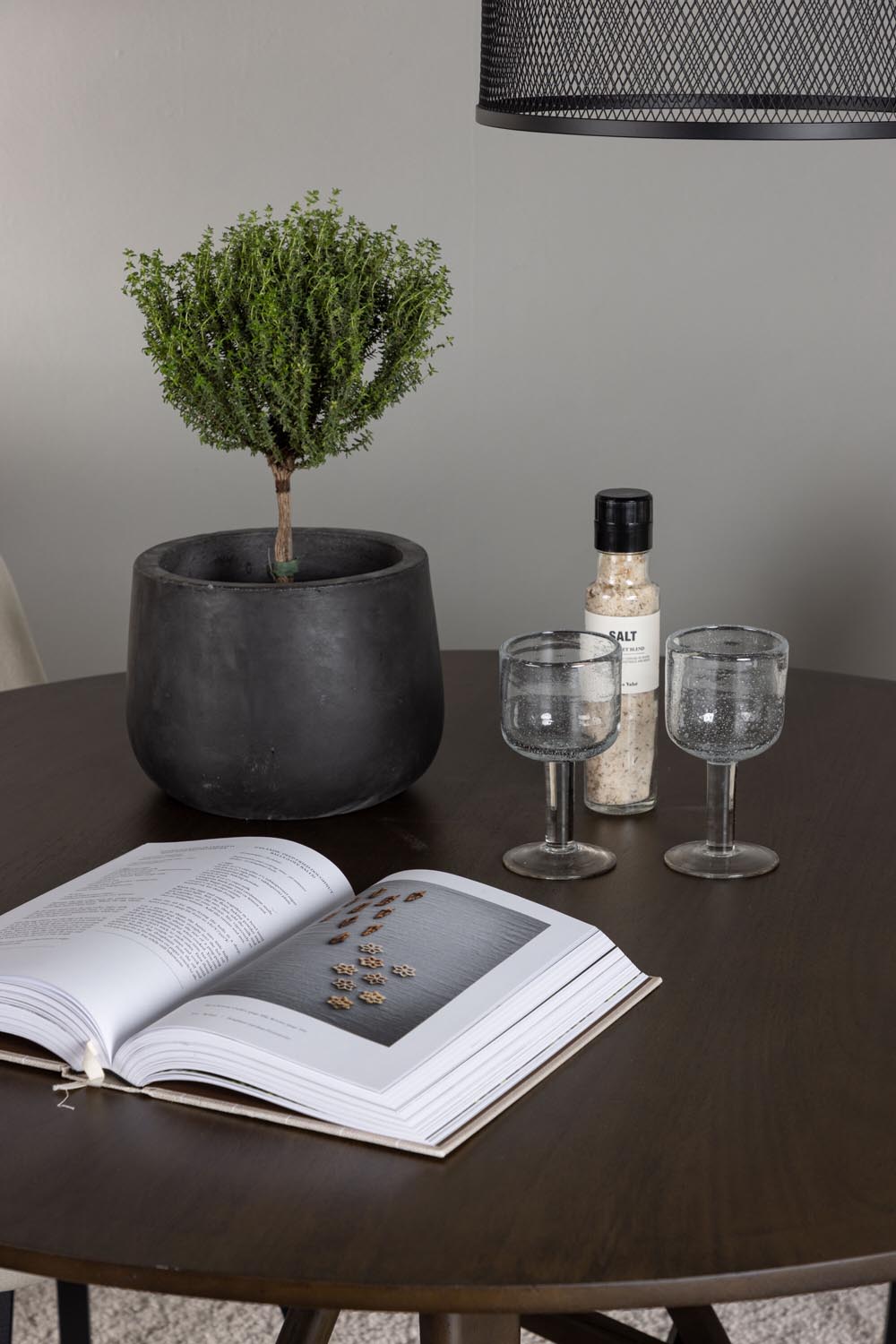 Kaseindon Esszimmerset + Rosie ⌀100cm/4St. in Beige, Schwarz präsentiert im Onlineshop von KAQTU Design AG. Esszimmerset ist von Venture Home
