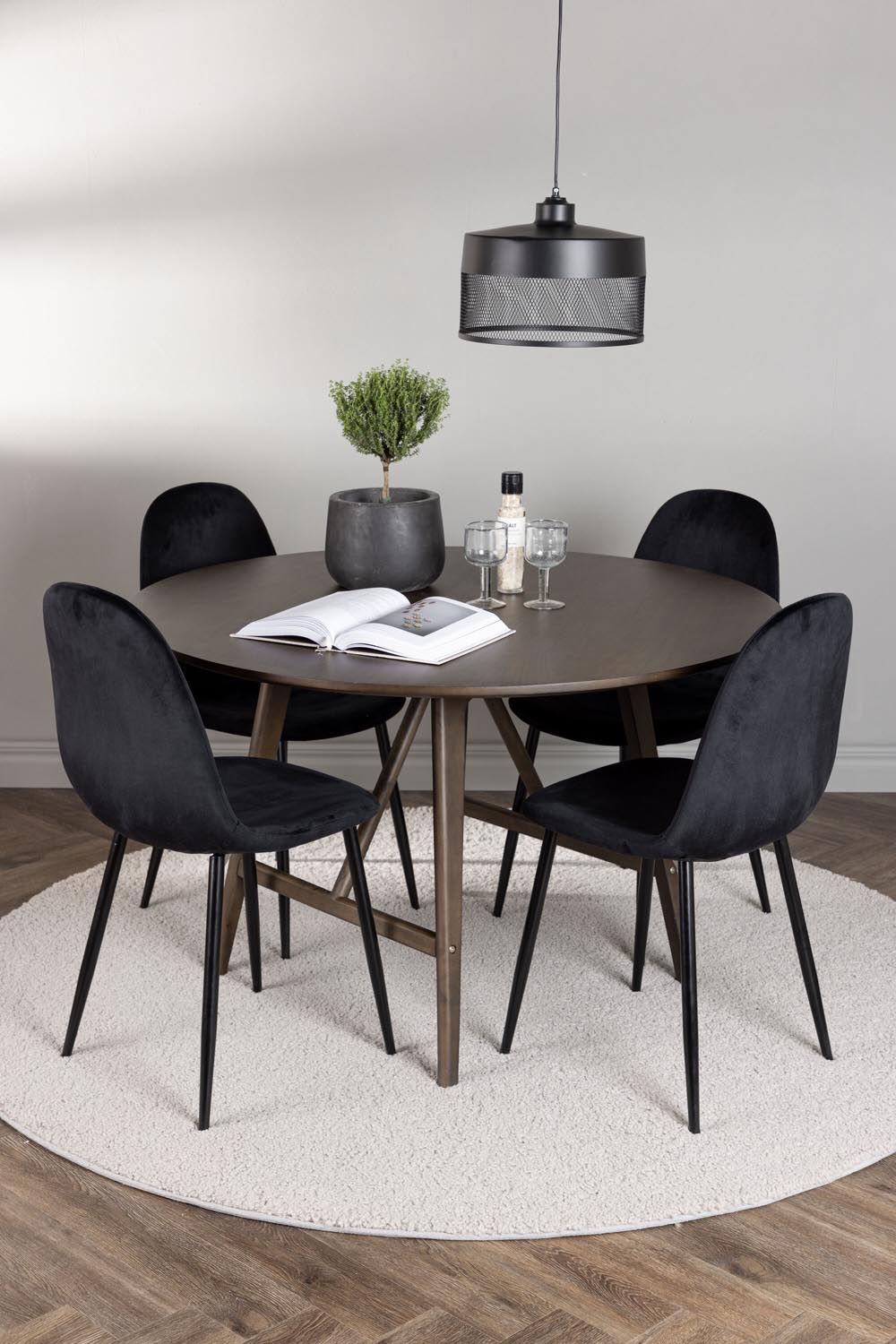 Kaseindon Esszimmerset + Polar ⌀100cm/4St. in Schwarz präsentiert im Onlineshop von KAQTU Design AG. Esszimmerset ist von Venture Home