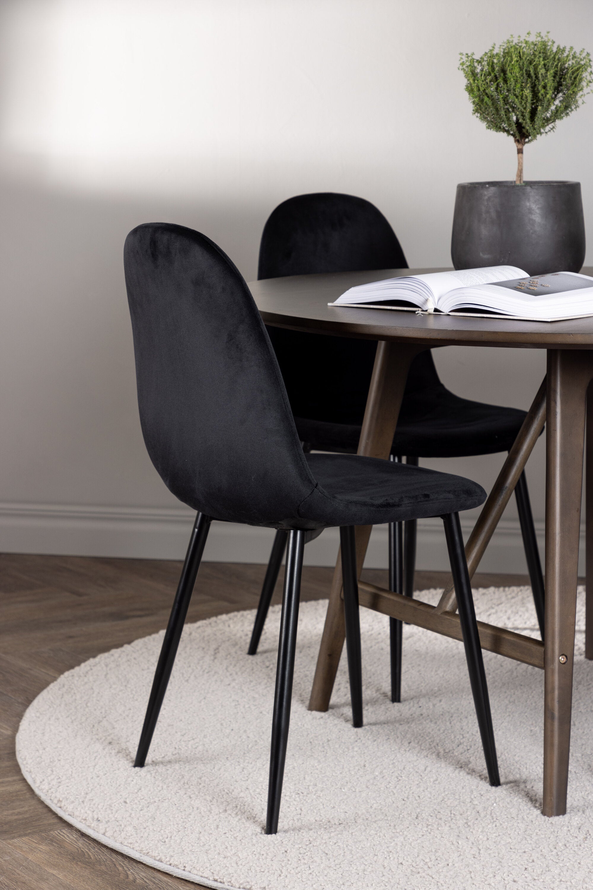 Kaseindon Esszimmerset + Polar ⌀100cm/4St. in Schwarz präsentiert im Onlineshop von KAQTU Design AG. Esszimmerset ist von Venture Home