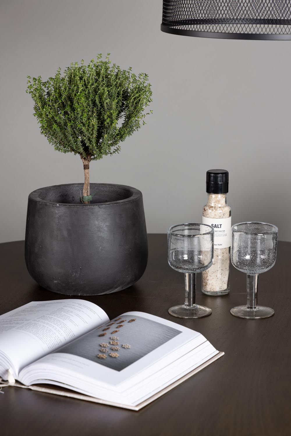 Kaseindon Esszimmerset + Polar ⌀100cm/4St. in Schwarz präsentiert im Onlineshop von KAQTU Design AG. Esszimmerset ist von Venture Home
