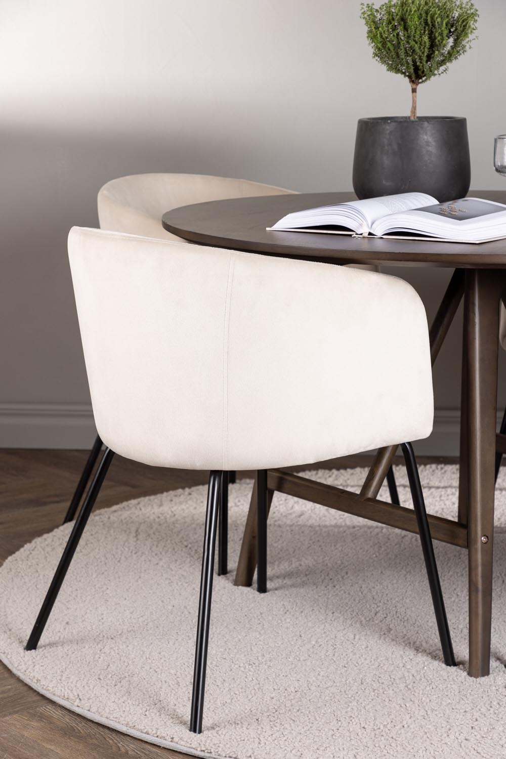 Kaseindon Esszimmerset + Berit ⌀100cm/4St. in Beige, Schwarz präsentiert im Onlineshop von KAQTU Design AG. Esszimmerset ist von Venture Home