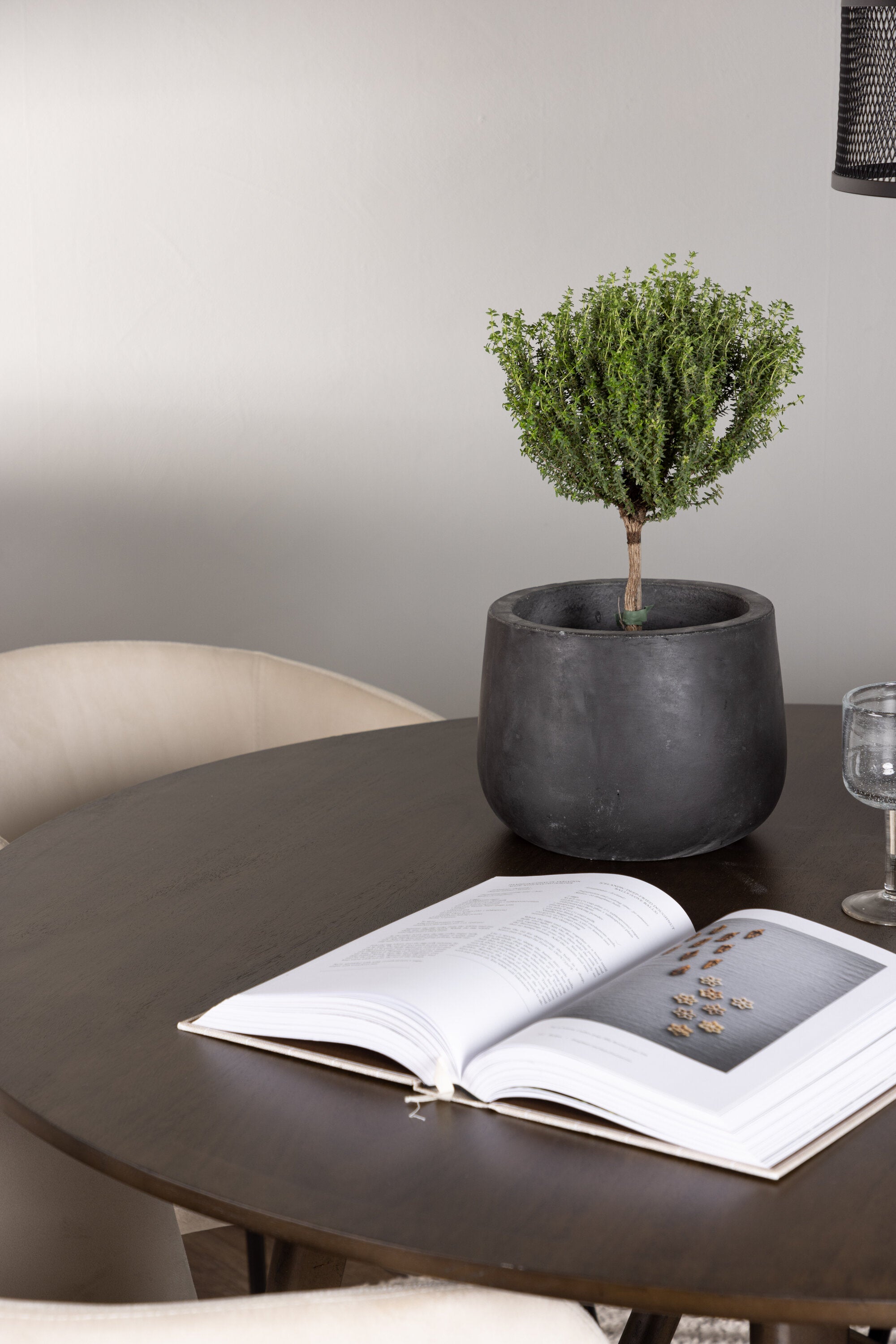 Kaseindon Esszimmerset + Berit ⌀100cm/4St. in Beige, Schwarz präsentiert im Onlineshop von KAQTU Design AG. Esszimmerset ist von Venture Home