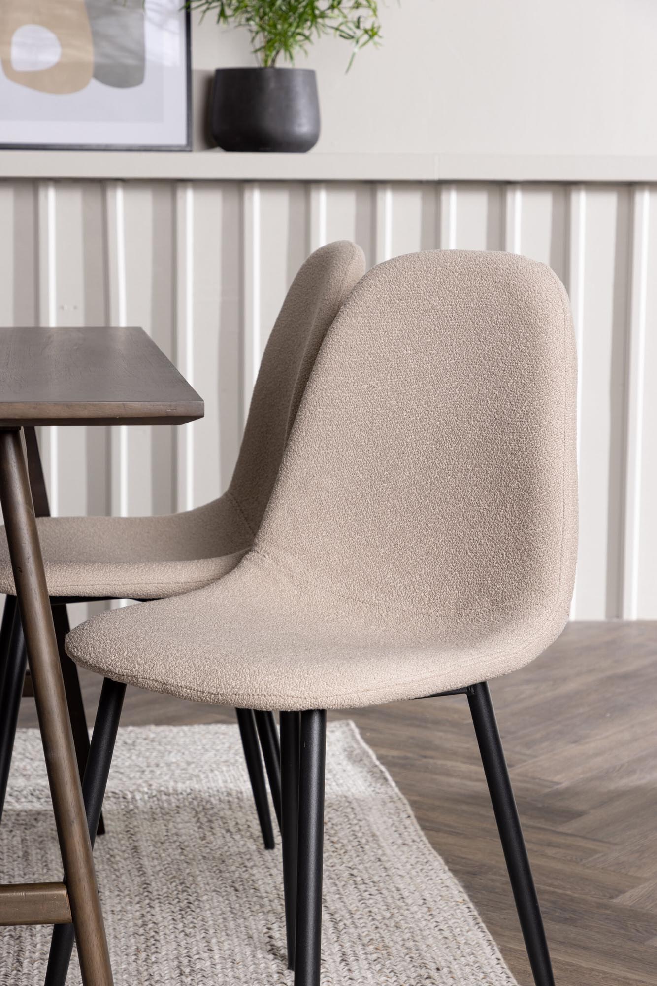 Elegantes Kaseindon Esszimmerset mit 120cm Tisch und 4 komfortablen Polar-Stühlen. Ideal für gemütliche Esszimmer im skandinavischen Stil.