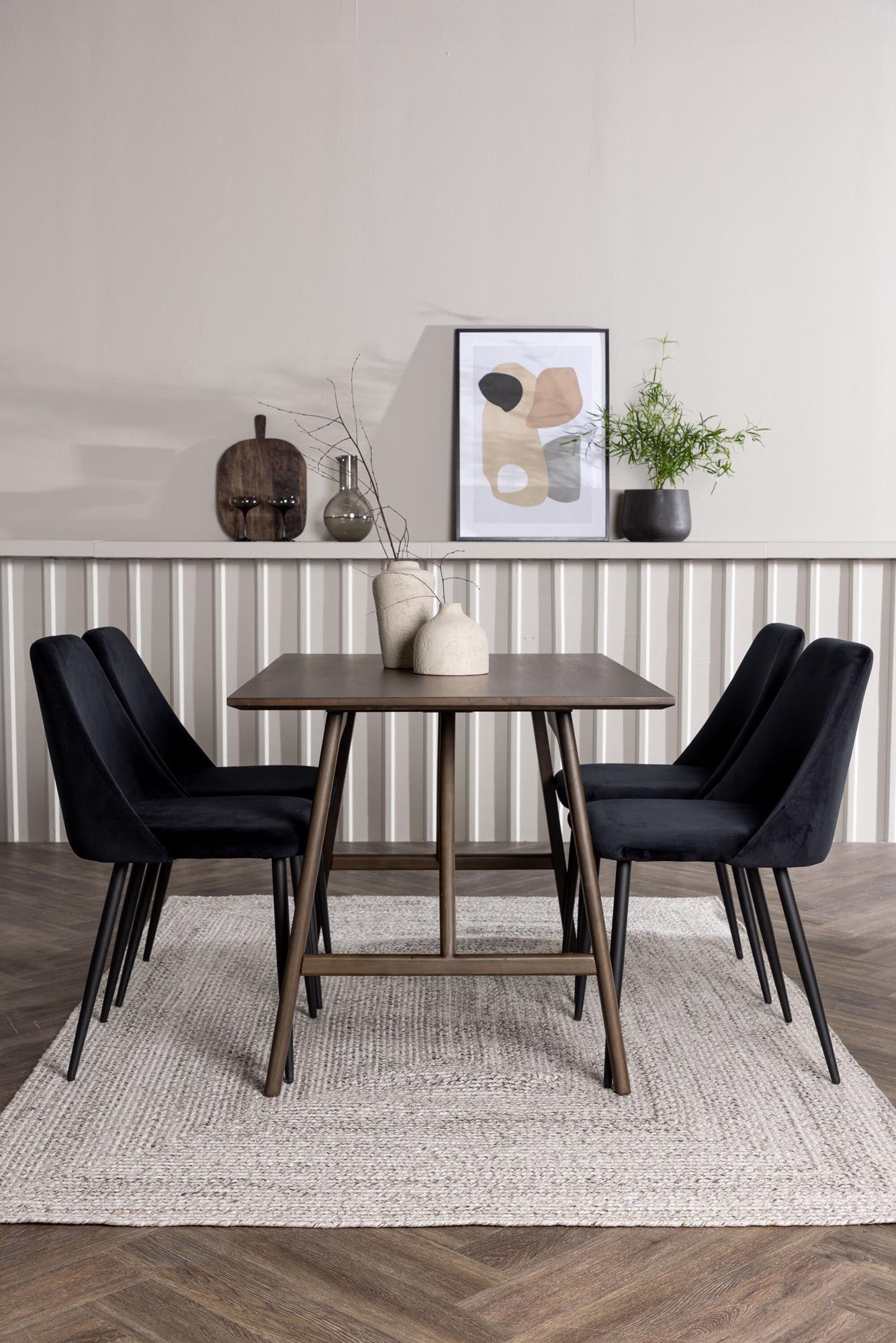 Entdecken Sie das Kaseindon Esszimmerset von Venture Home: Ein stilvoller Tisch aus MDF und elegante Samtstühle für unvergessliche Essmomente.