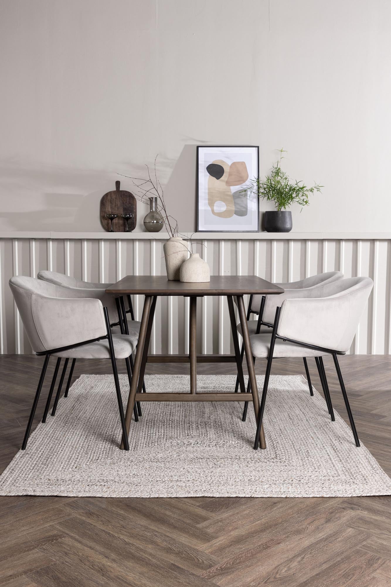 Modernes Esszimmerset Kaseindon: Rechteckiger Tisch aus MDF mit Gummibaumholzbeinen, ergänzt durch elegante Evelina-Stühle in grauem Samt.