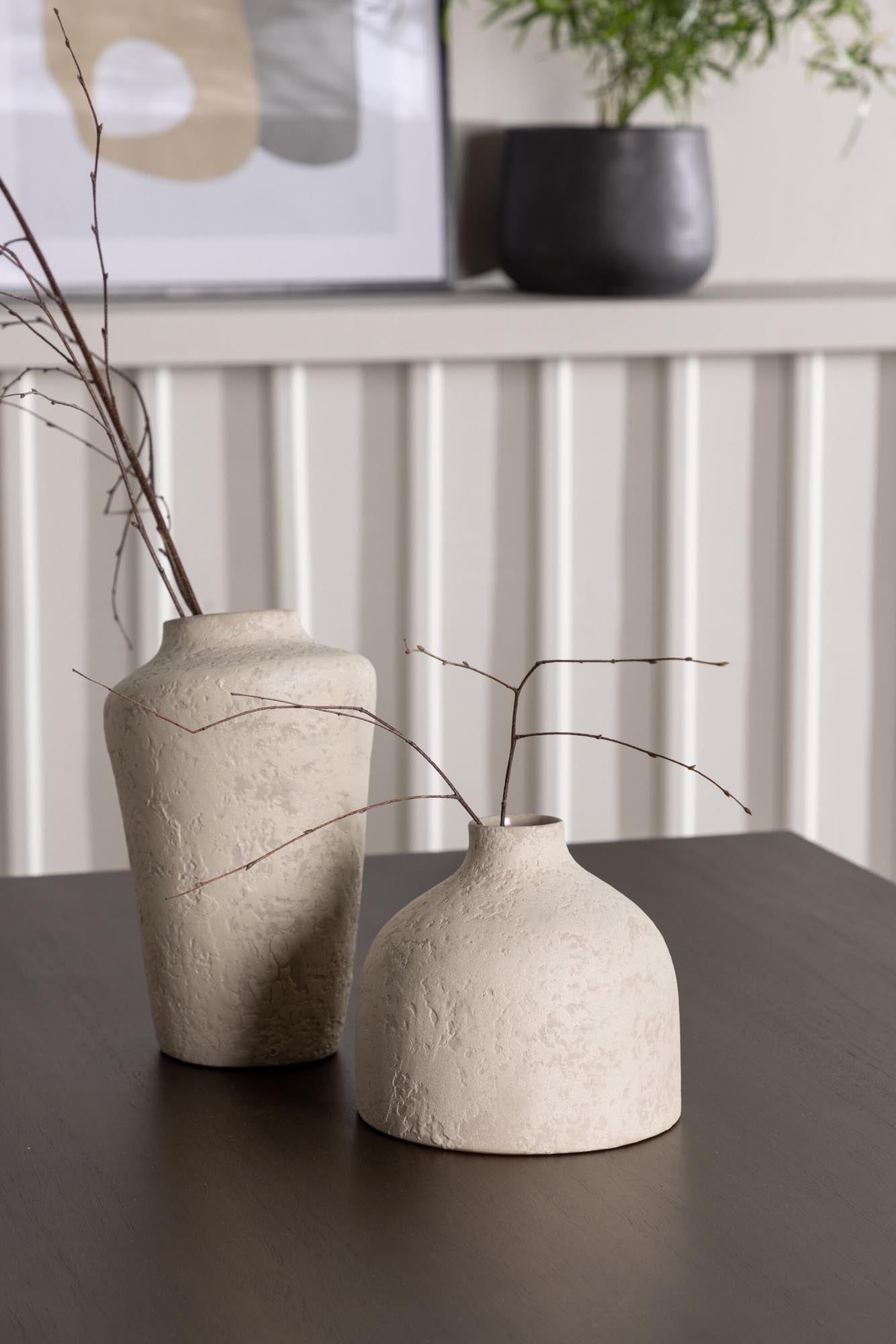 Kaseindon Esszimmerset + Edina: Elegante Kombination aus robustem Tisch und komfortablen Stühlen für stilvolle Essbereiche.