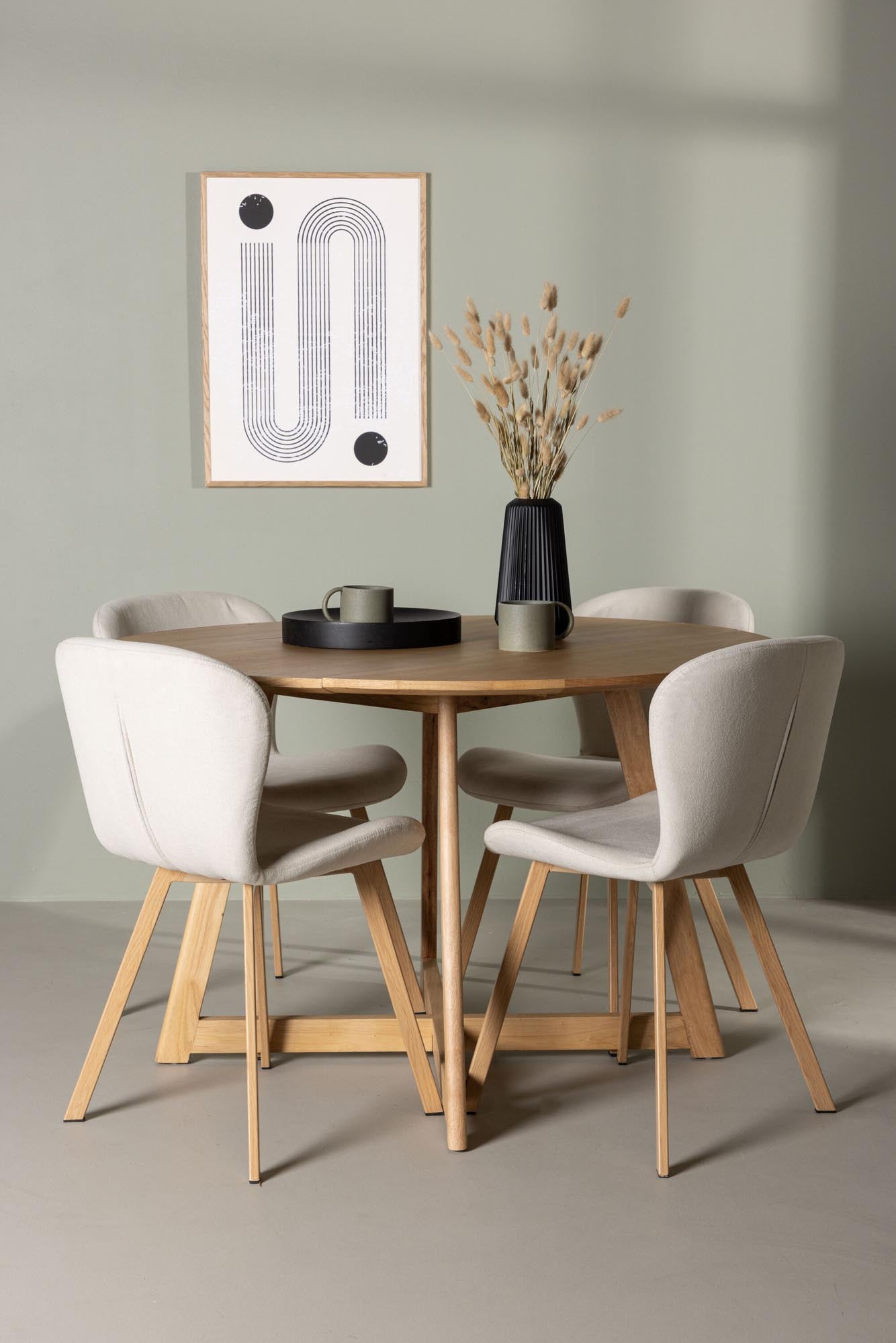 Elegantes Yadikon Esszimmerset für 4, mit rundem Lilja Tisch.