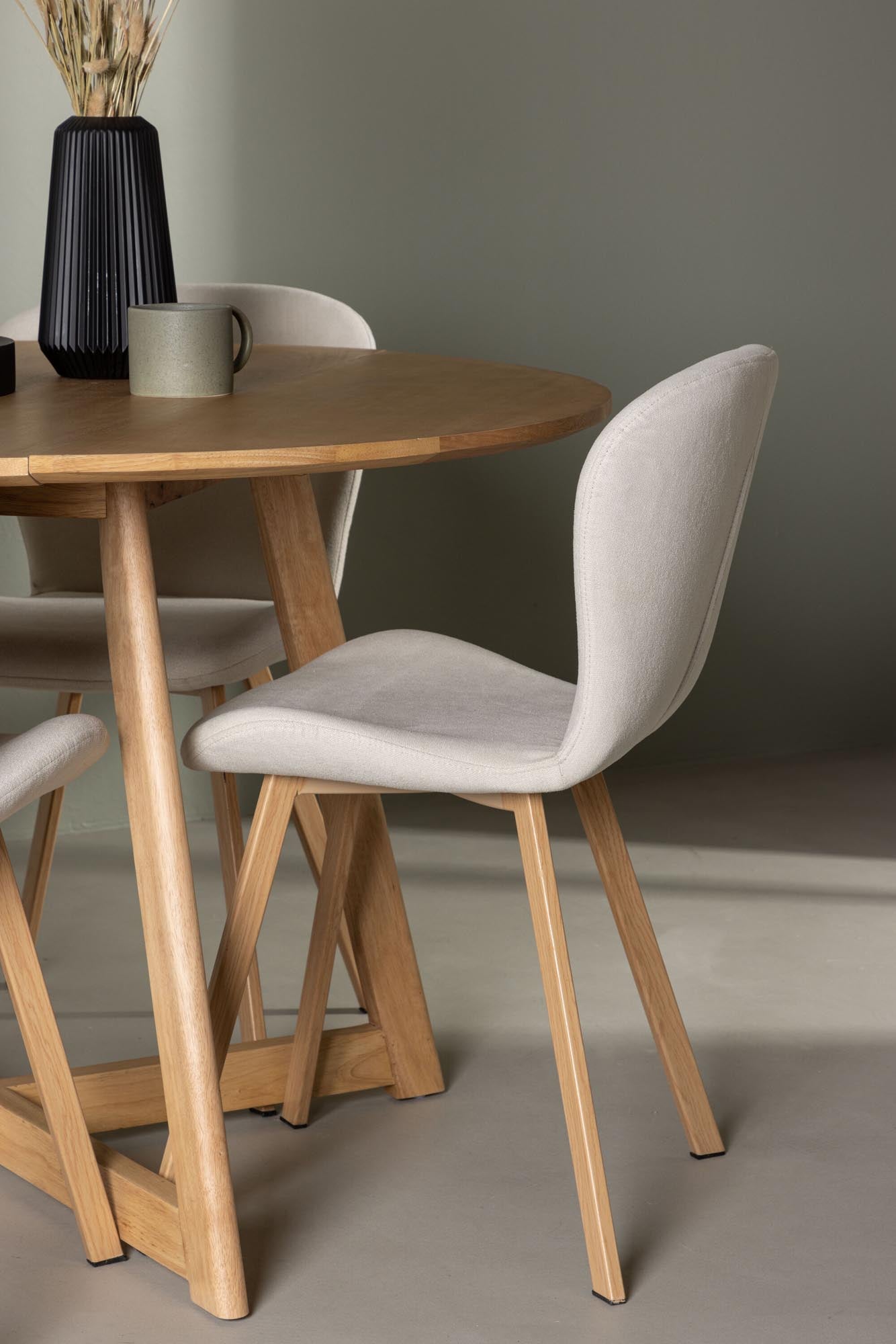 Modernes Yadikon Esszimmerset mit rundem Lilja Tisch für 4 Personen.